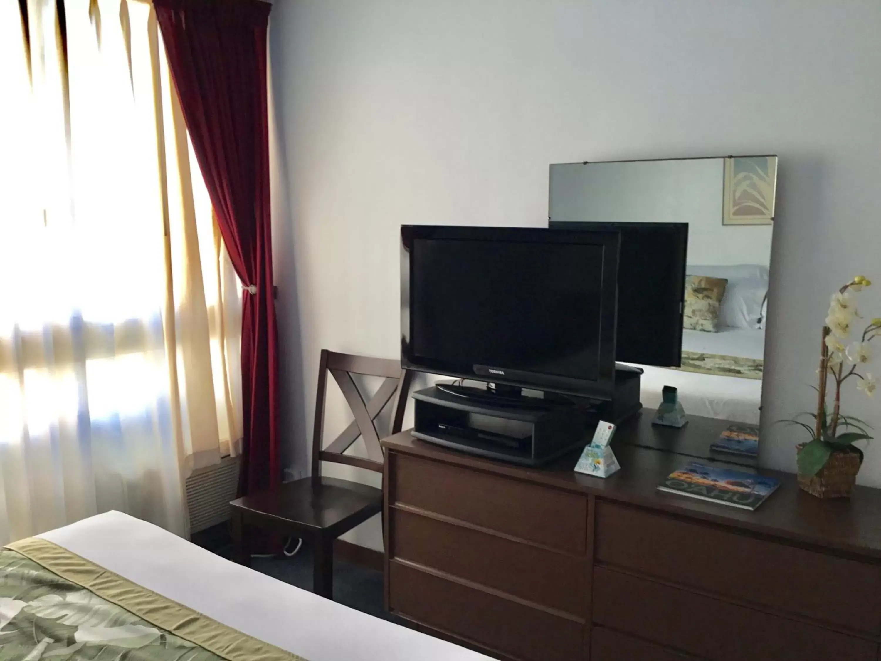 Bedroom, TV/Entertainment Center in Holiday Surf Hotel (with full kitchen)