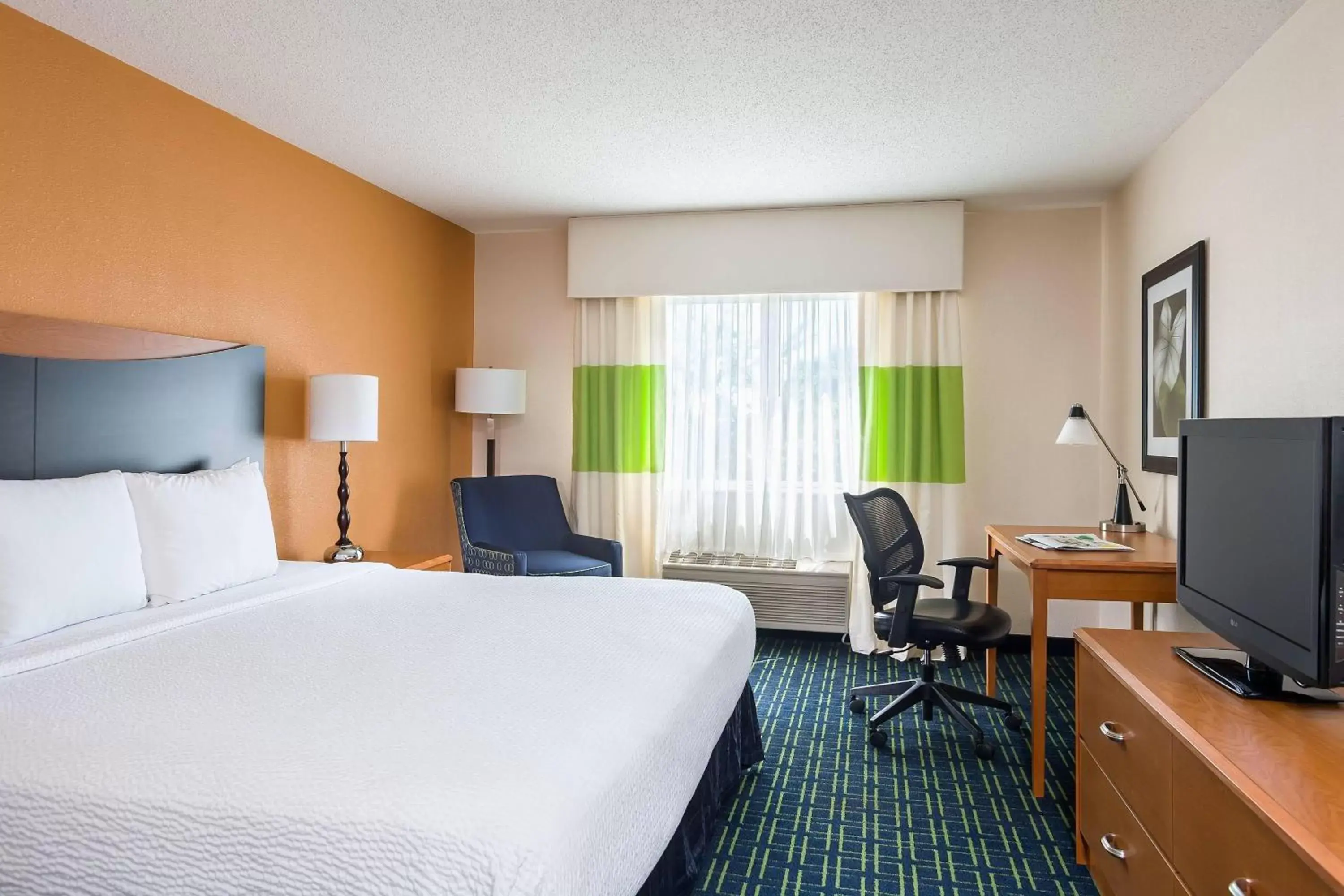 Bedroom in Fairfield Inn & Suites Grand Rapids
