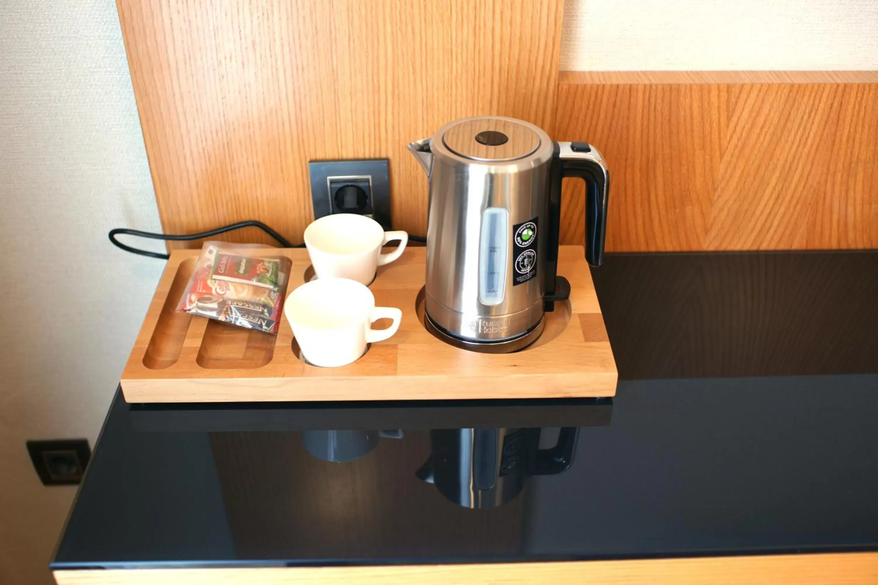 Coffee/tea facilities in Maywood Hotel