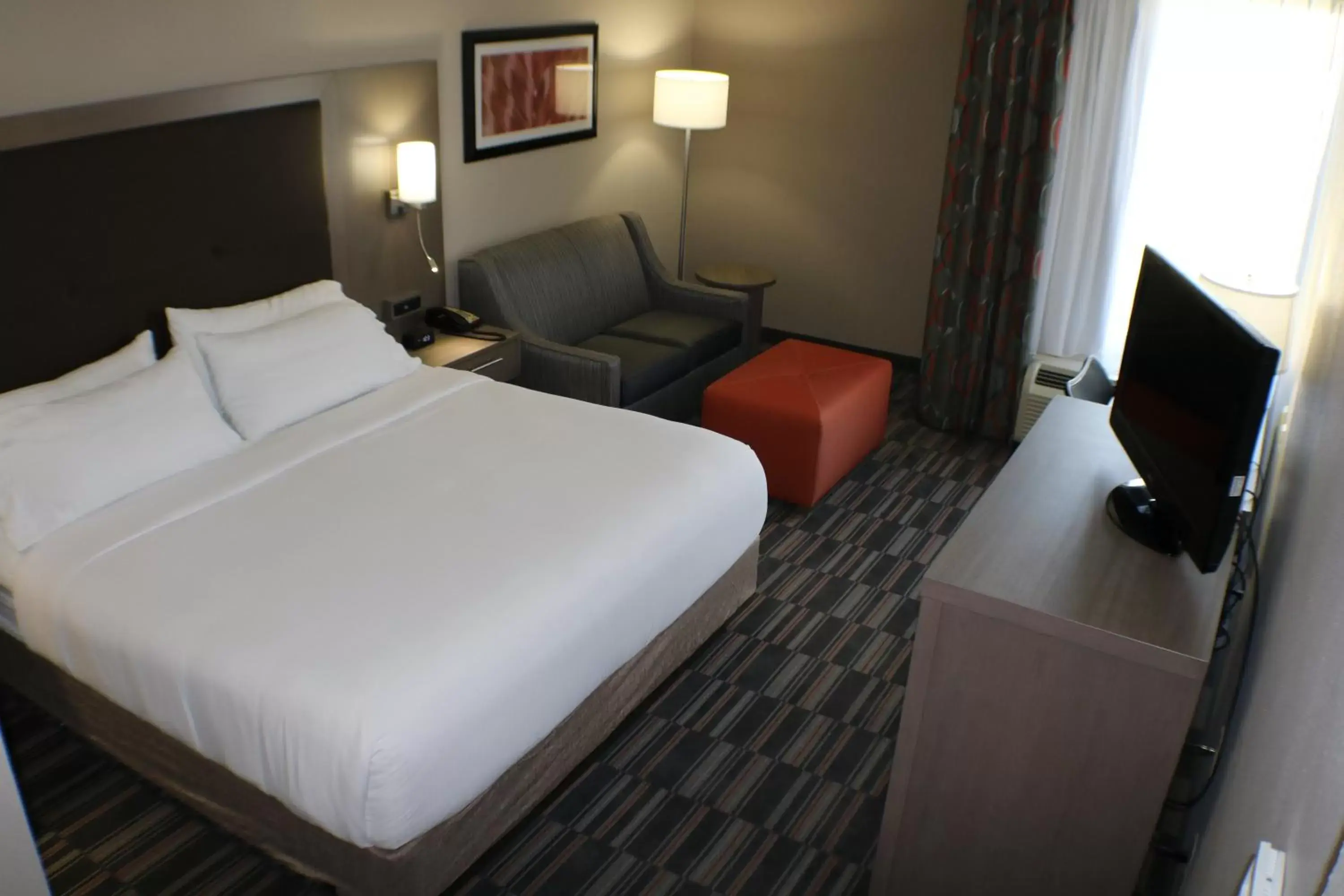 Photo of the whole room, Bed in Holiday Inn Express Woodstock-Shenandoah Valley, an IHG Hotel