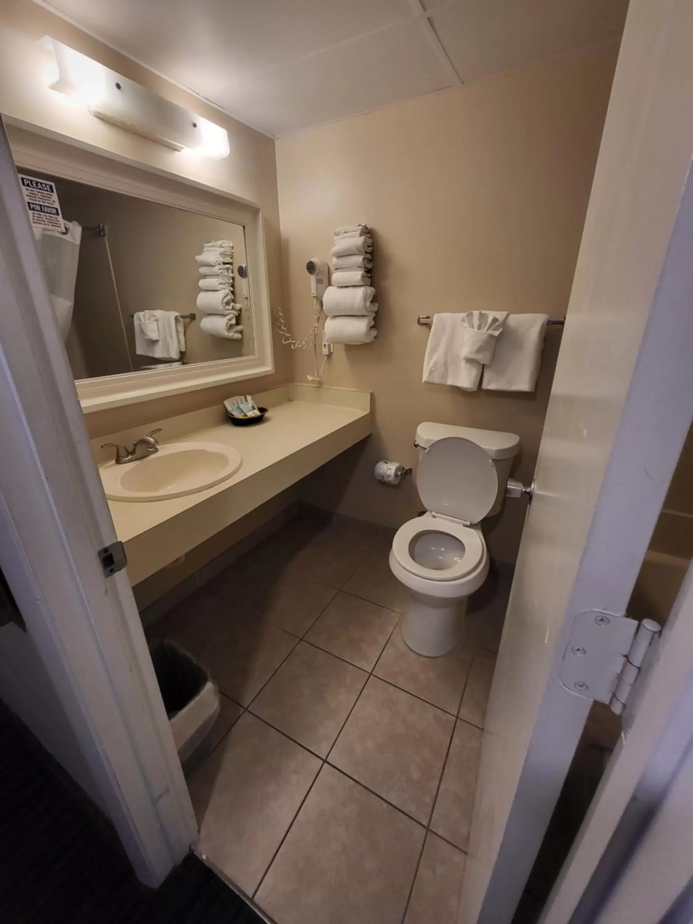 Bathroom in Beachside Hotel - Daytona Beach