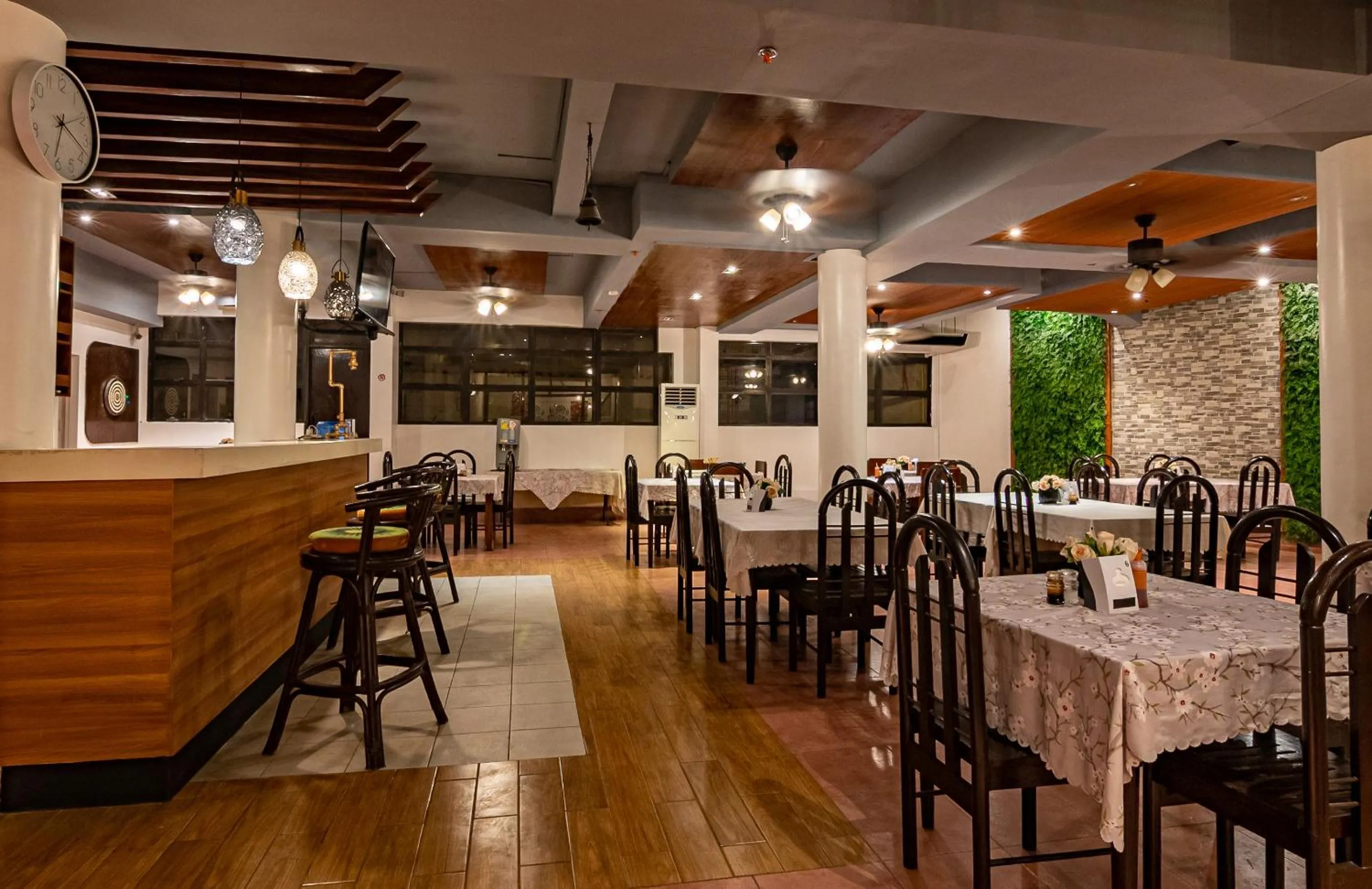 Restaurant/places to eat in Kiwi Hotel