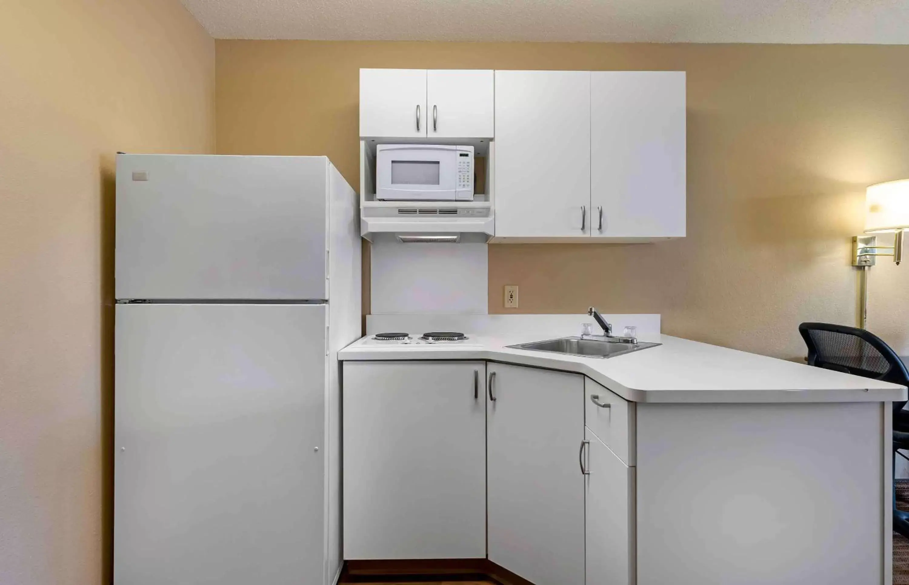 Bedroom, Kitchen/Kitchenette in Extended Stay America Suites - Chicago - Hanover Park