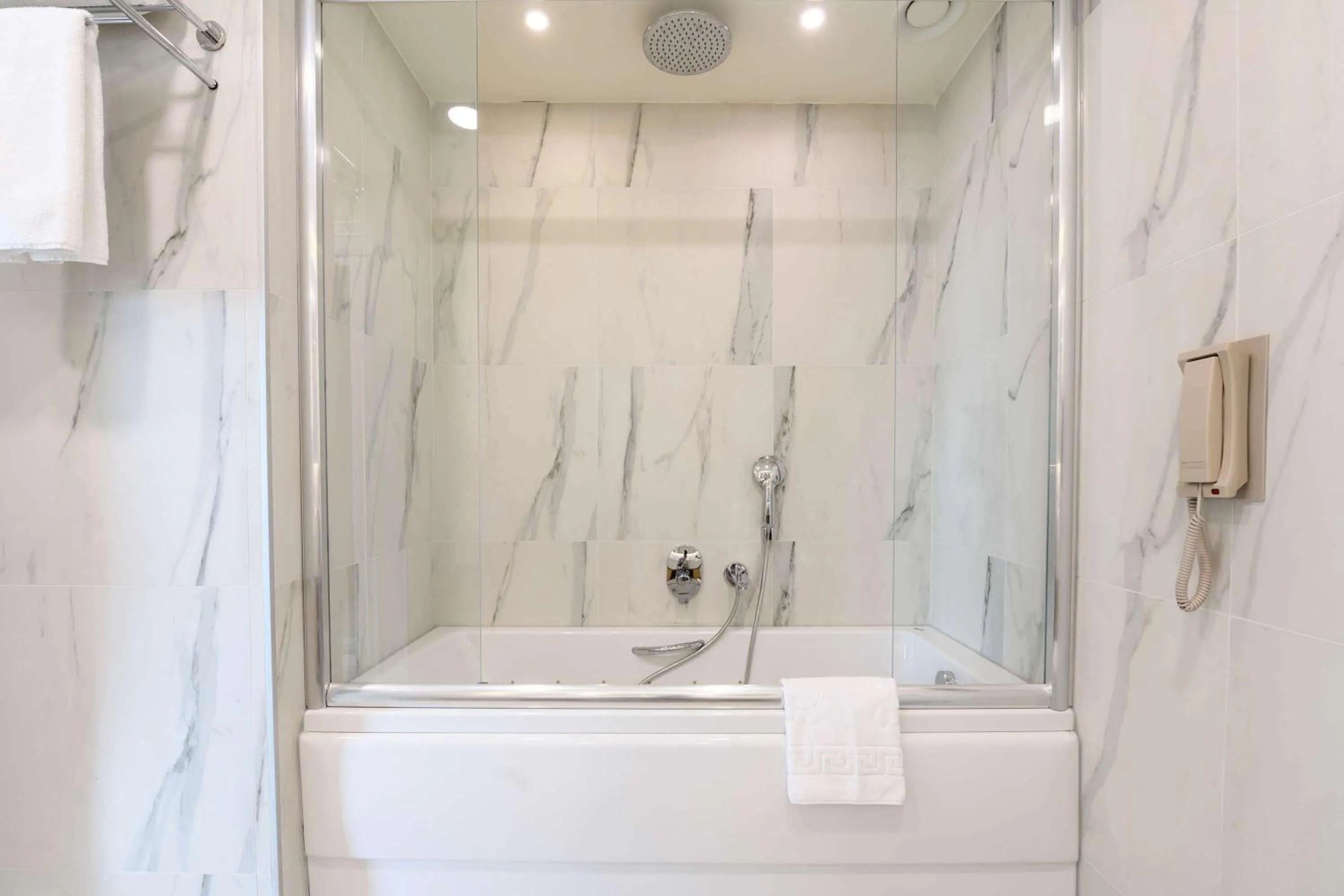 Bathroom in La Quinta by Wyndham Istanbul Gunesli