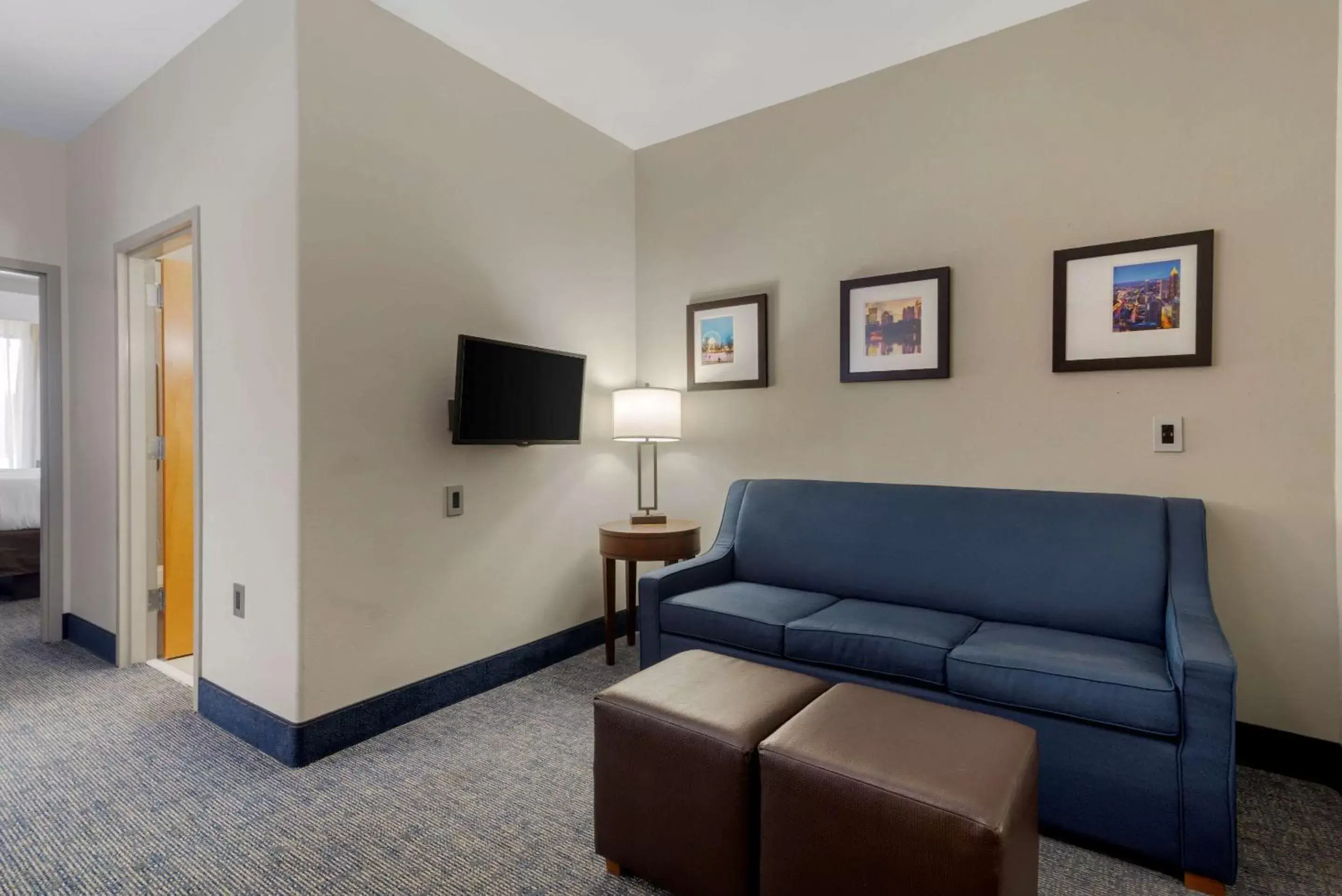 Bedroom, Seating Area in Comfort Suites Stockbridge Atlanta South