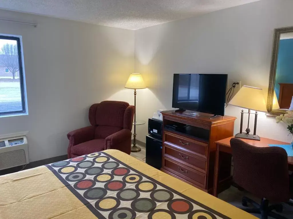 Photo of the whole room, TV/Entertainment Center in Americas Best Value Inn West Frankfort