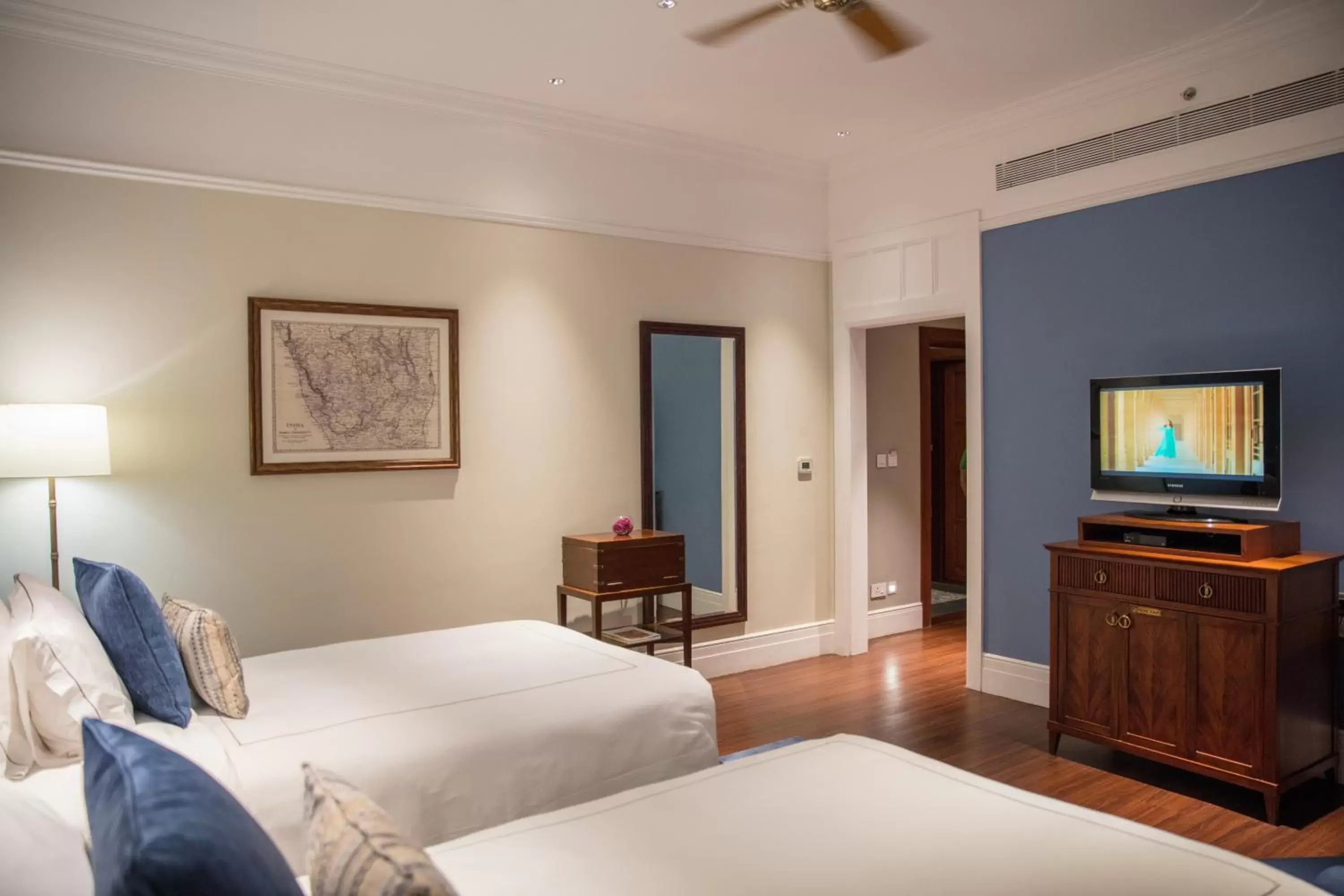 Bed, TV/Entertainment Center in Taj Connemara, Chennai