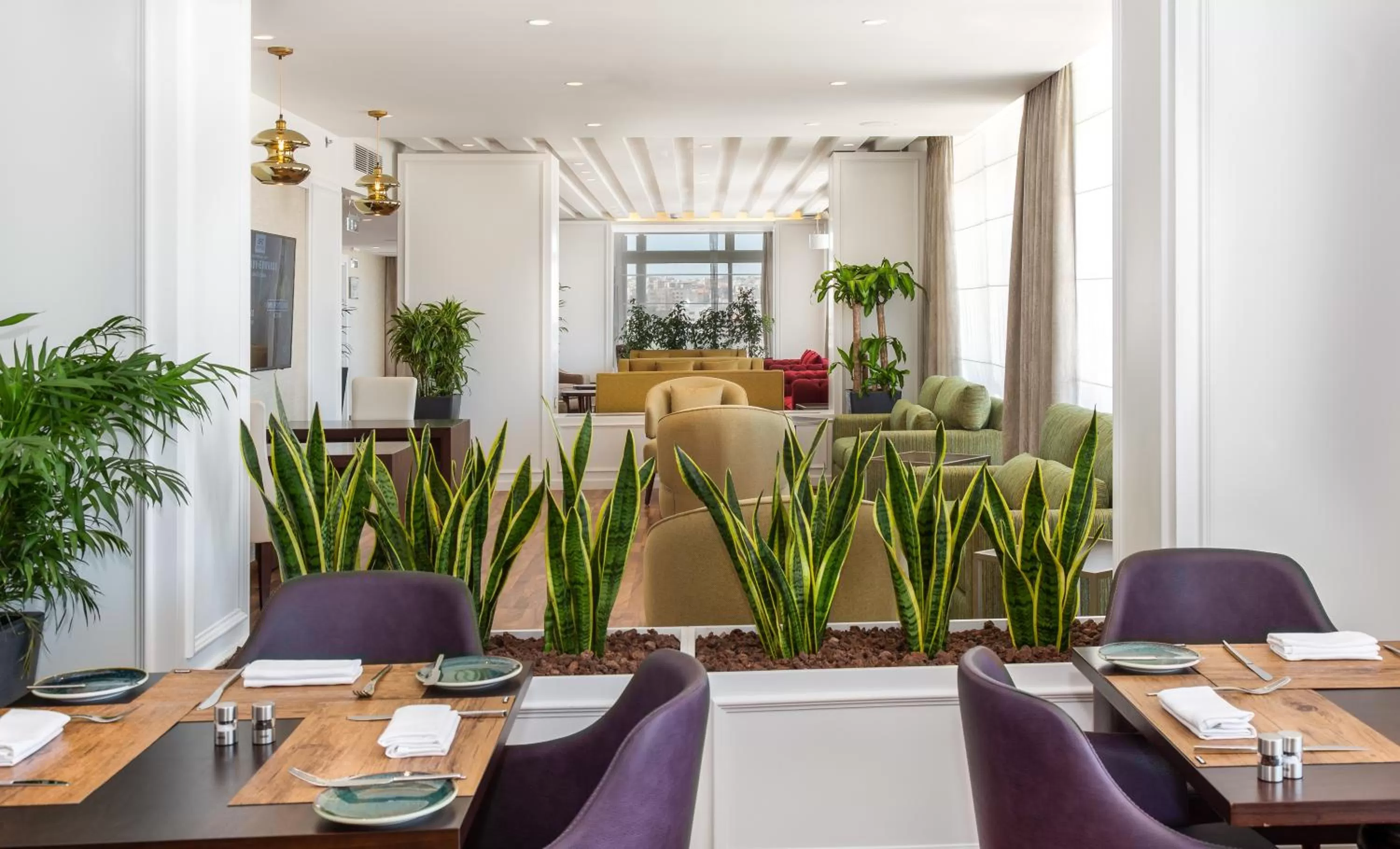 Communal lounge/ TV room in Mövenpick Hotel Amman