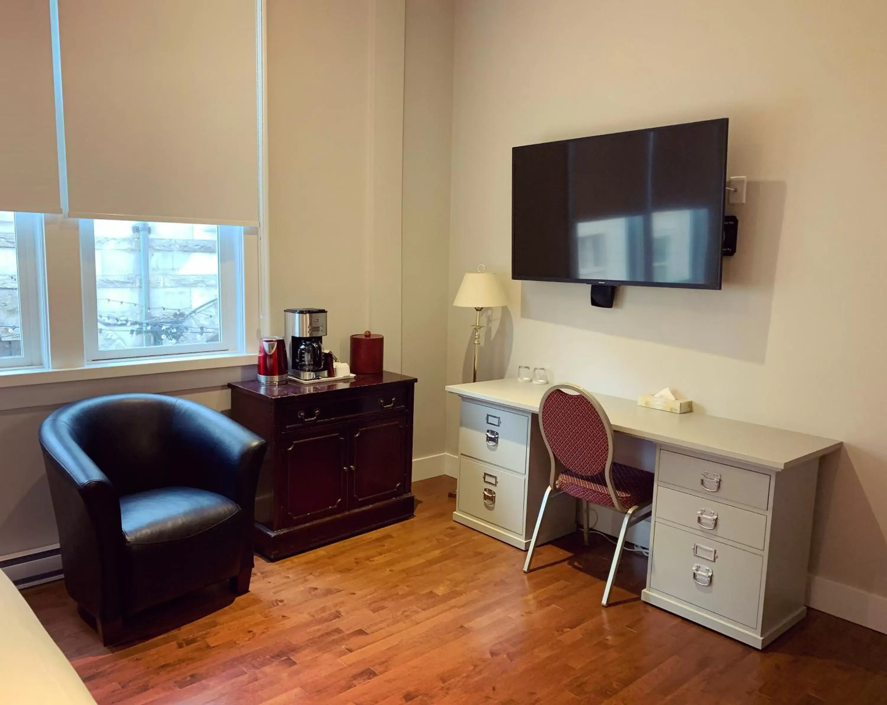 Seating area, TV/Entertainment Center in The Bedford Regency Hotel