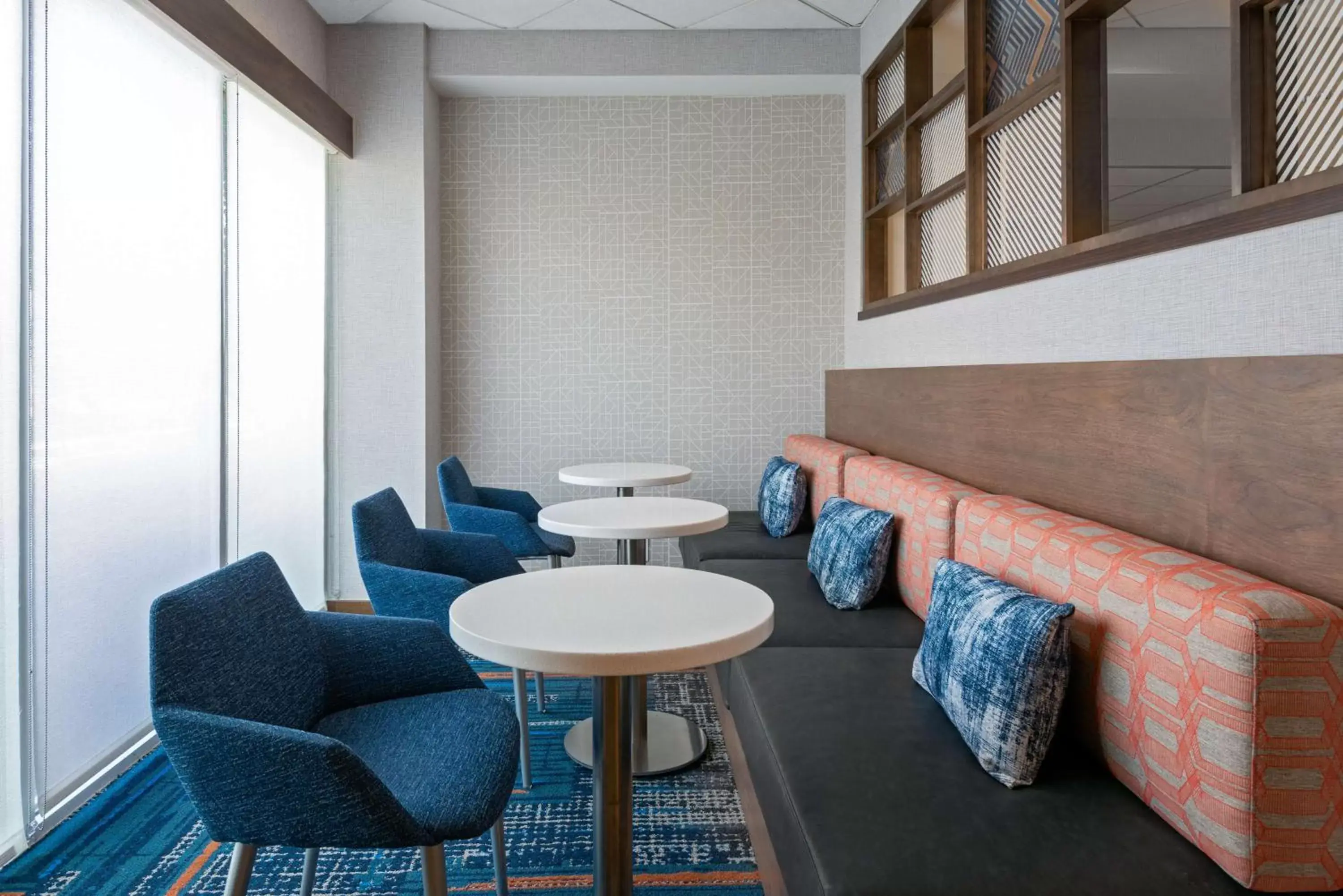 Breakfast, Seating Area in Hampton Inn Charlotte Uptown