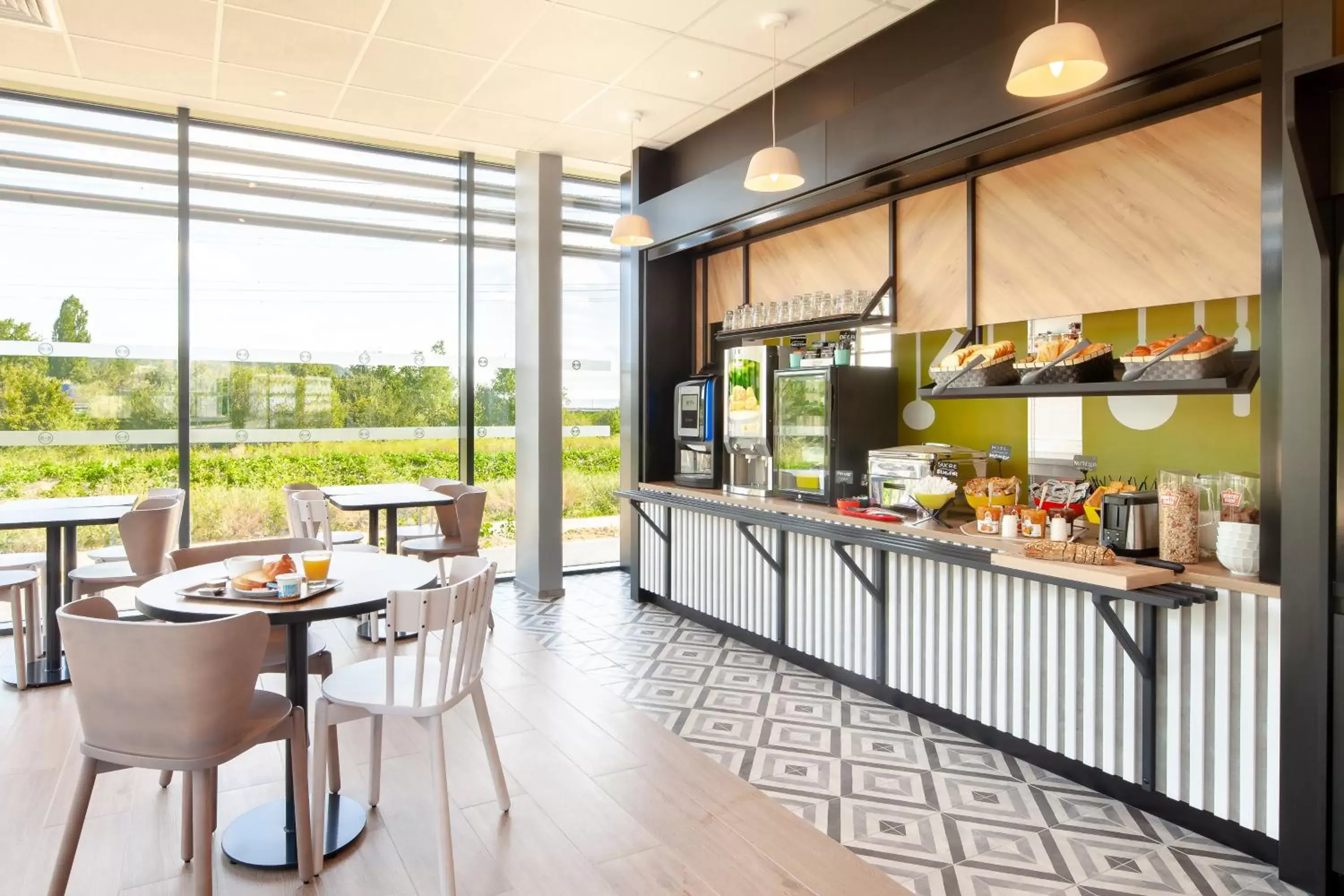 Buffet breakfast, Restaurant/Places to Eat in B&B HOTEL Igny Palaiseau