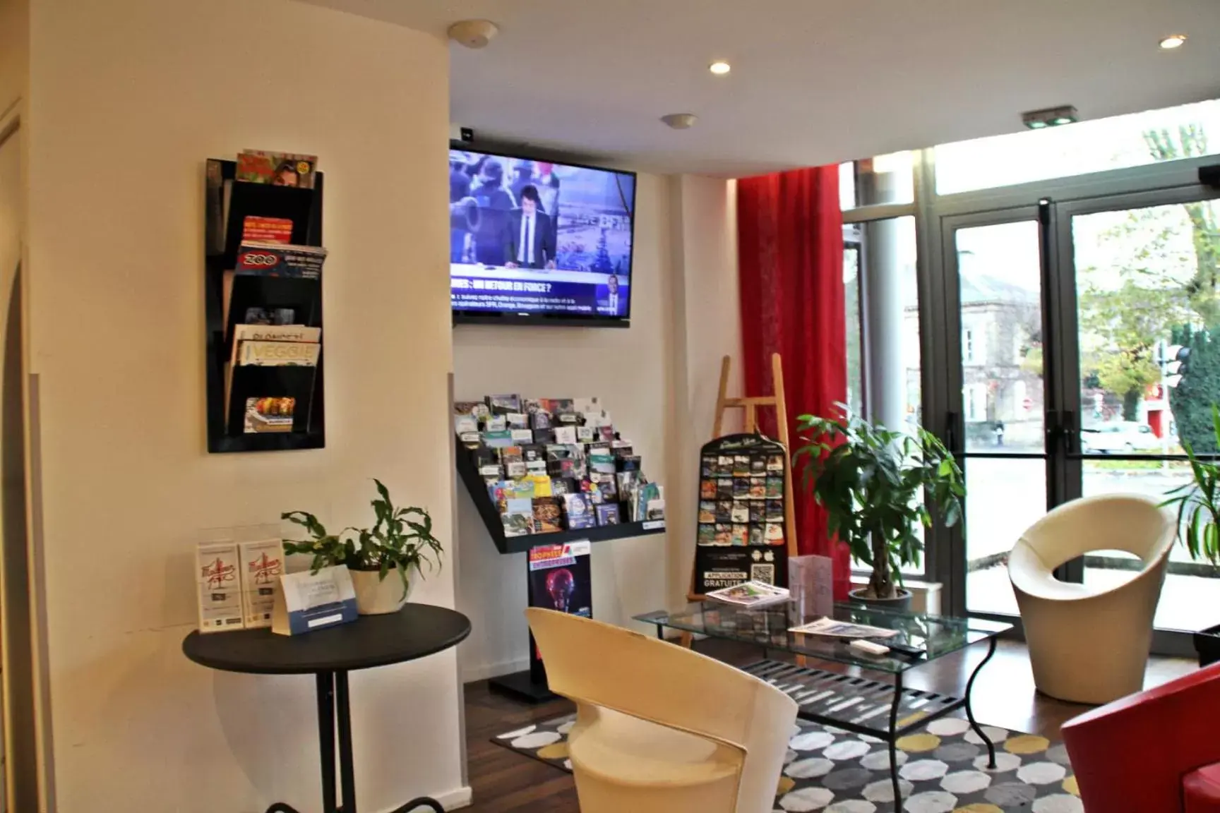 Communal lounge/ TV room, Lounge/Bar in Kyriad Charleville Mezieres