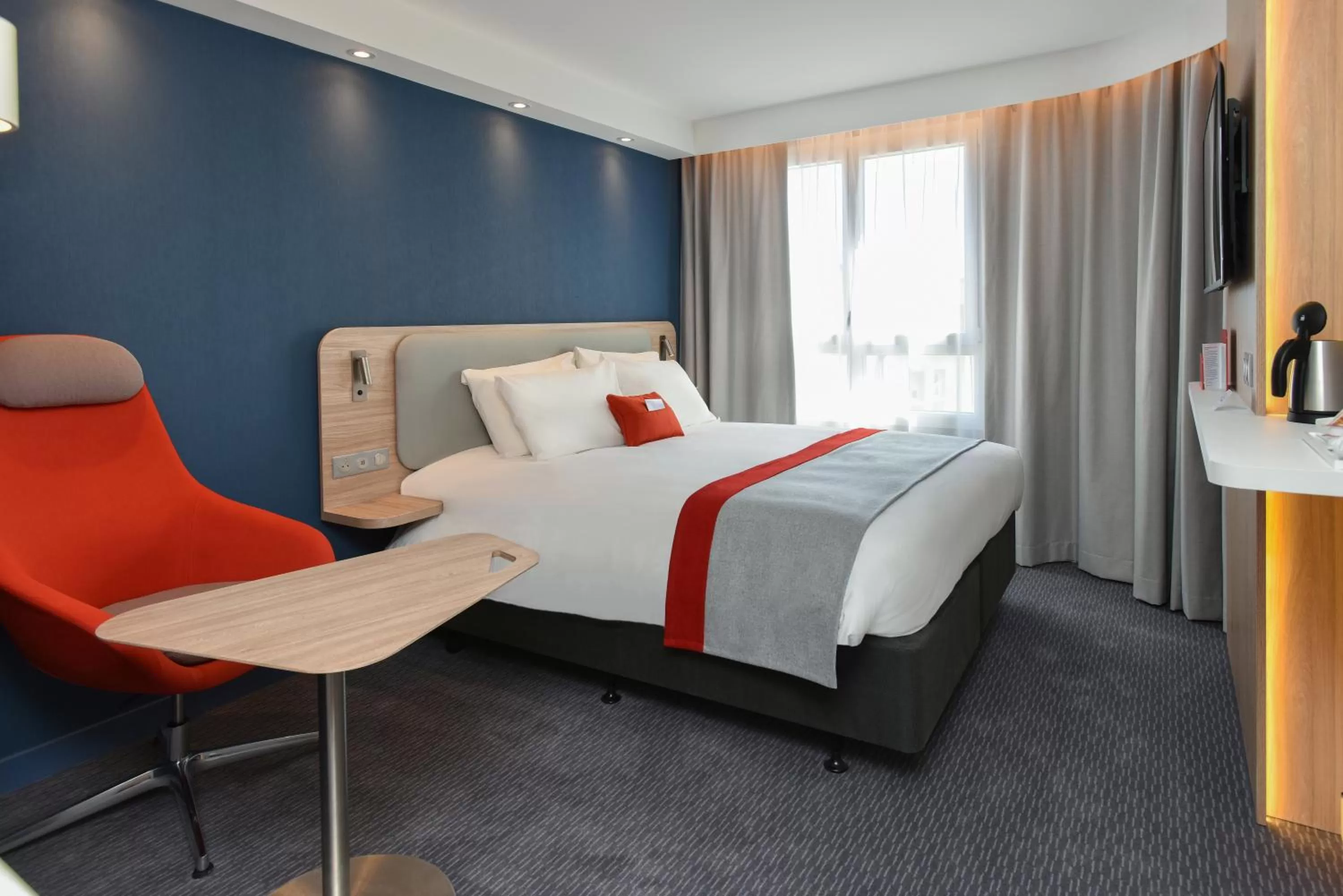Bedroom, Bed in Holiday Inn Express - Rouen Centre - Rive Gauche by IHG