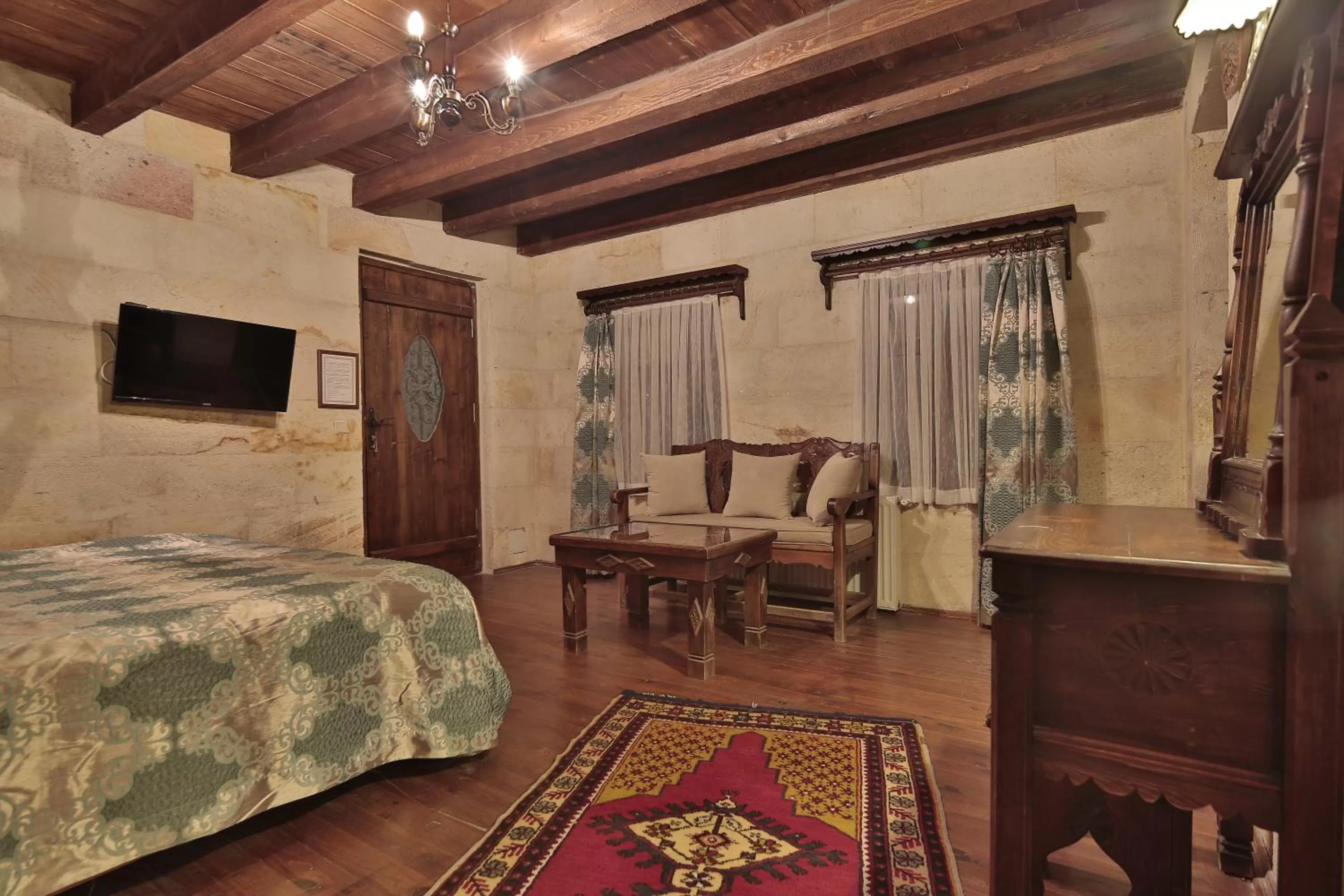 Photo of the whole room, Bed in Shoestring Cave House