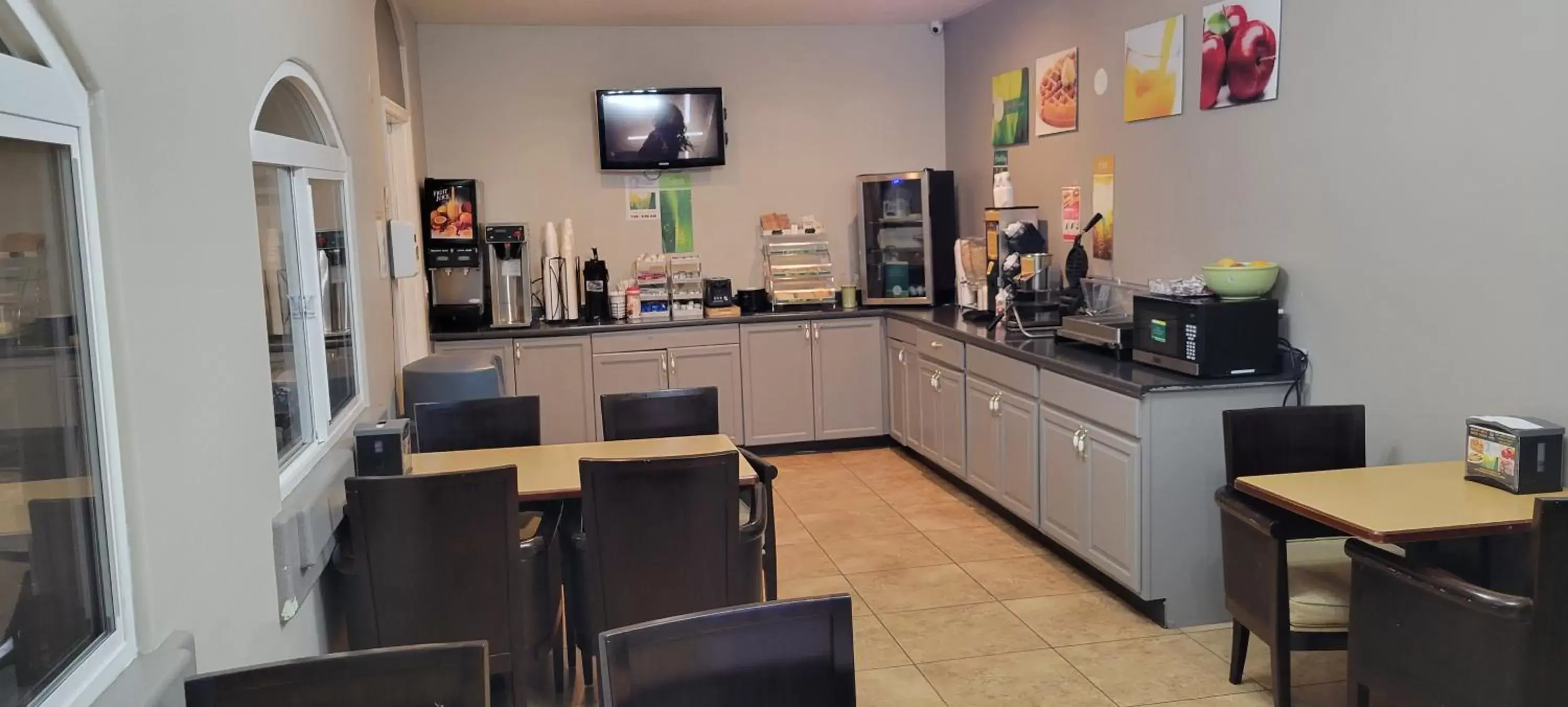 Breakfast, Kitchen/Kitchenette in Quality Inn & Suites Salina National Forest Area