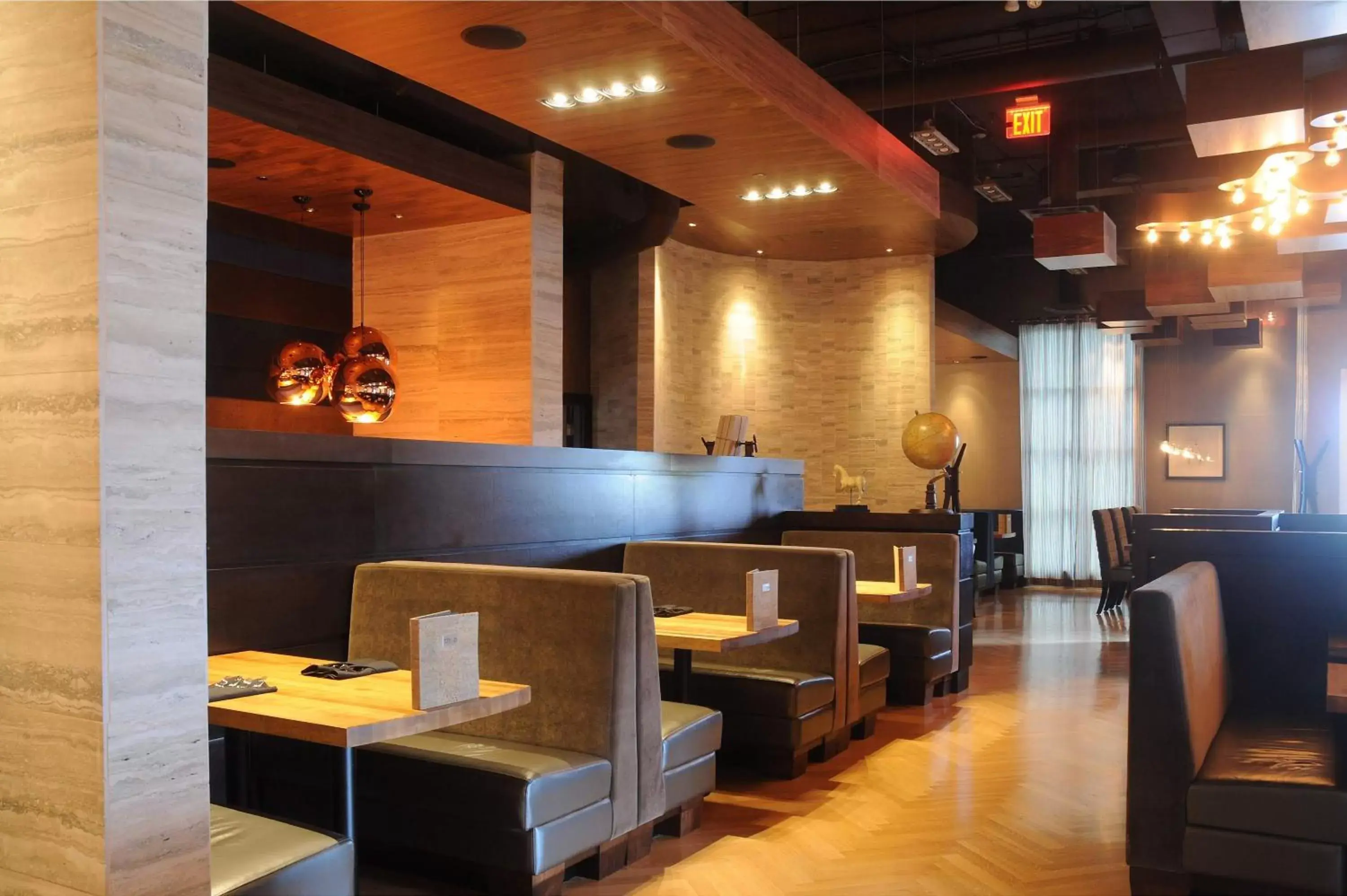 Restaurant/places to eat, Lounge/Bar in Sandman Hotel Oakville