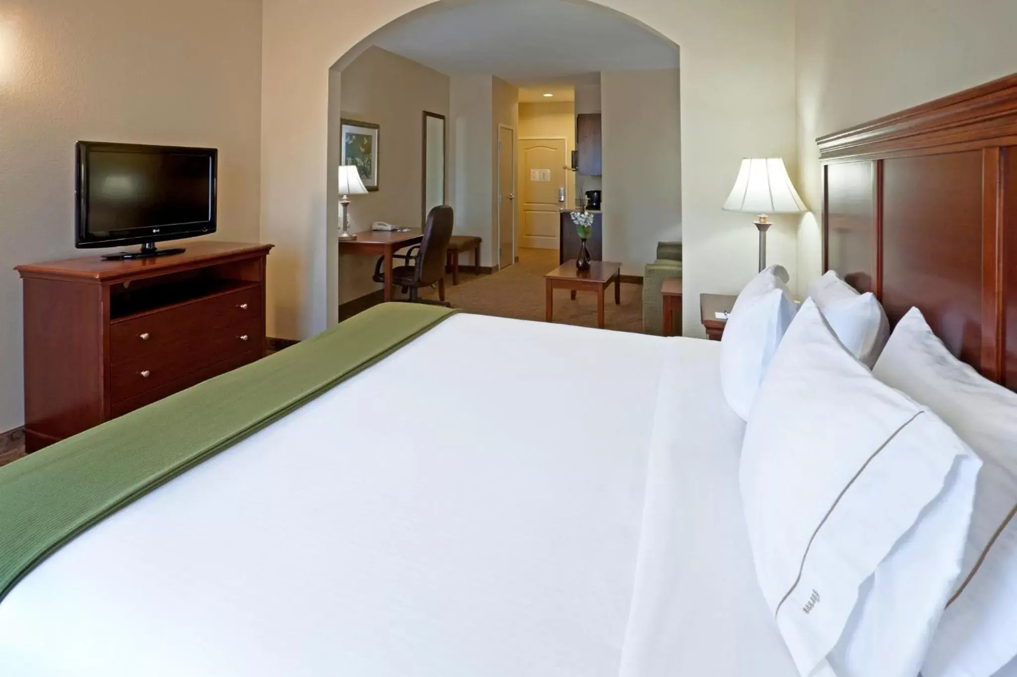 Bedroom, Bed in Holiday Inn Express Hotel & Suites Cedar Hill, an IHG Hotel
