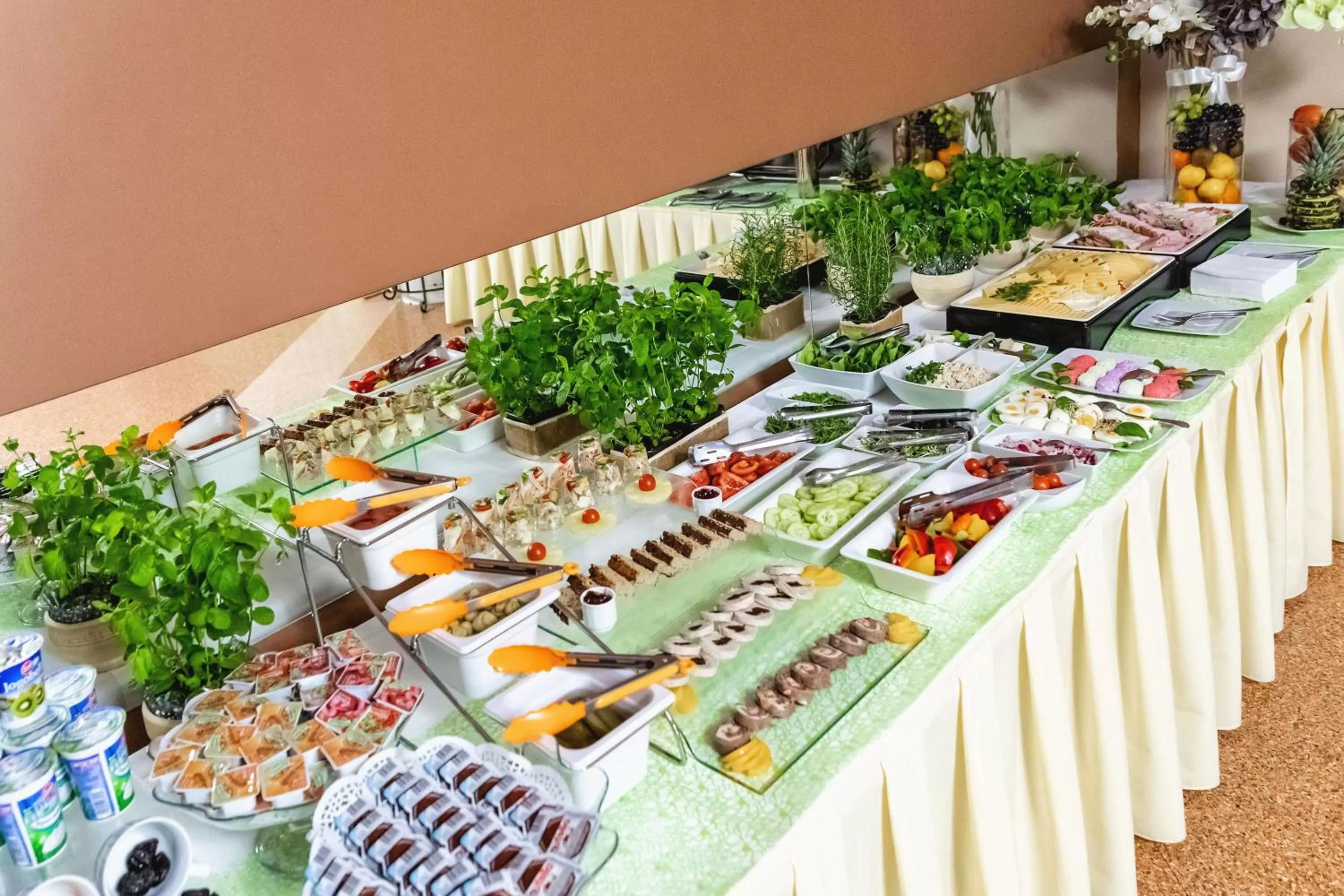 Breakfast in Hotel Gromada Pila