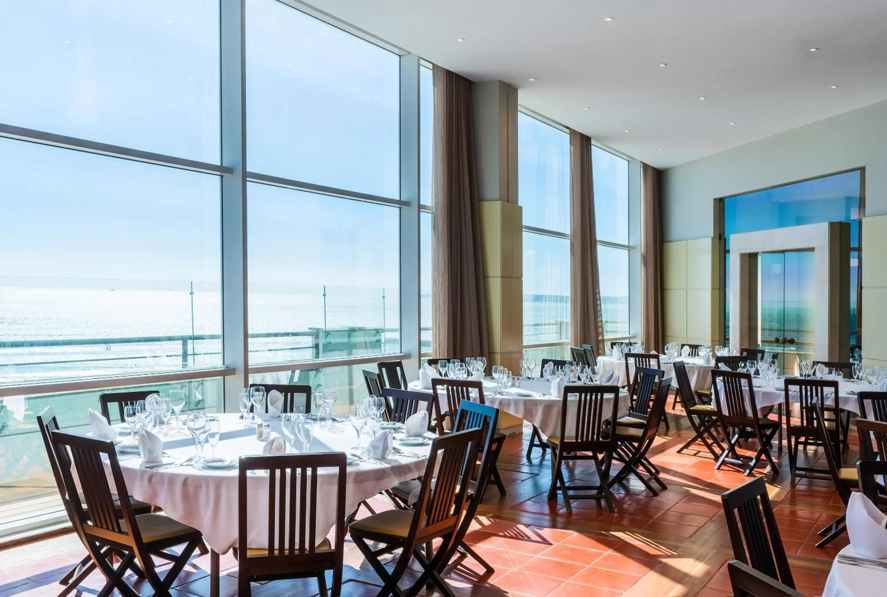 Restaurant/Places to Eat in TRYP by Wyndham Lisboa Caparica Mar