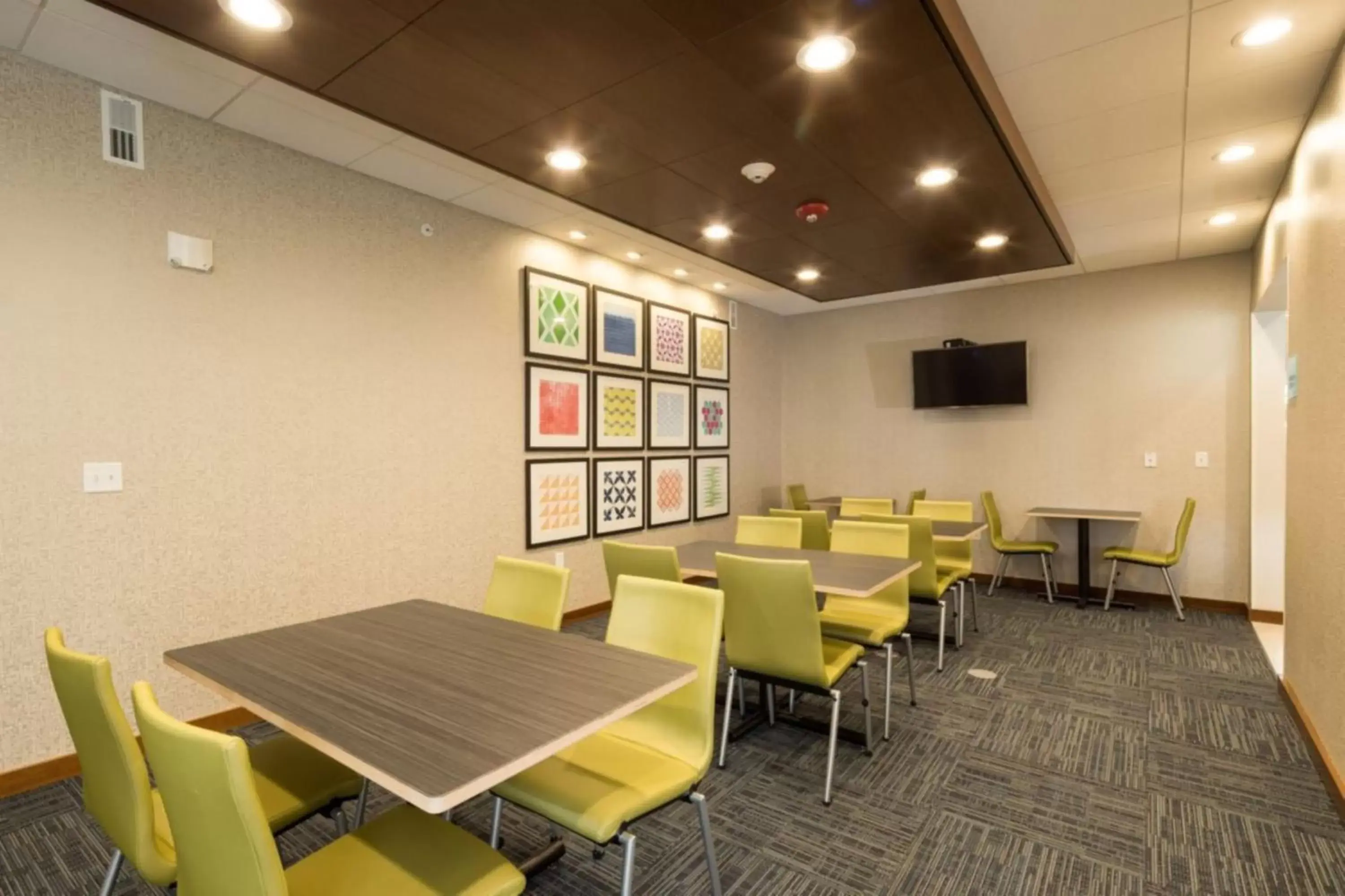 Meeting/conference room, Restaurant/Places to Eat in Holiday Inn Express & Suites - Michigan City, an IHG Hotel