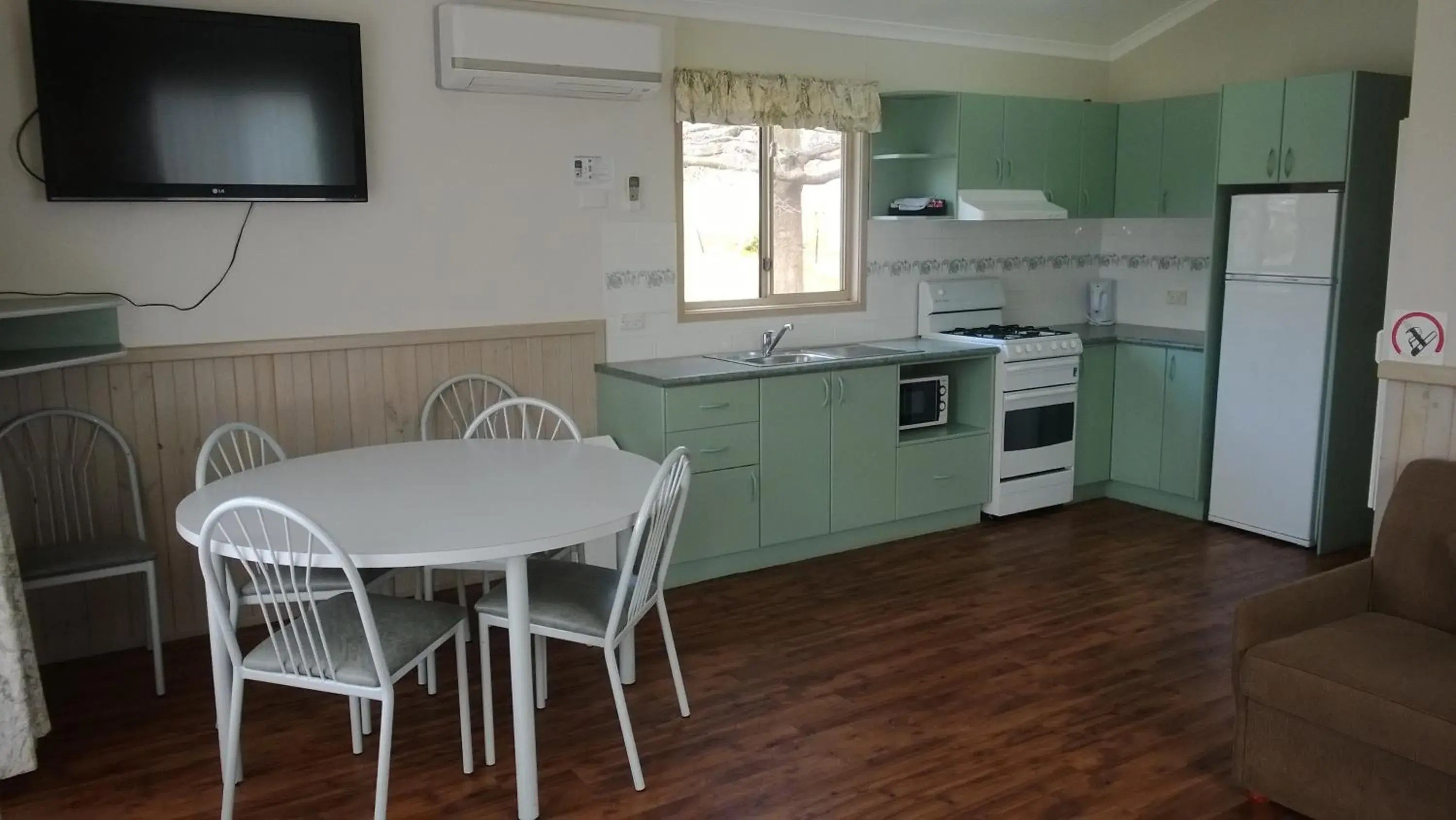 Kitchen or kitchenette, Kitchen/Kitchenette in Canberra Carotel Motel