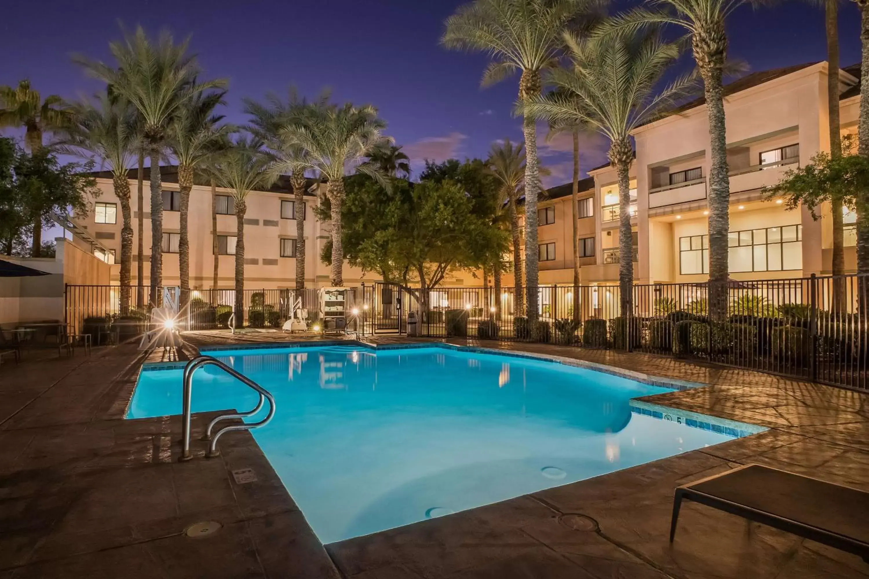 Pool view, Swimming Pool in Sonesta Select Phoenix Chandler