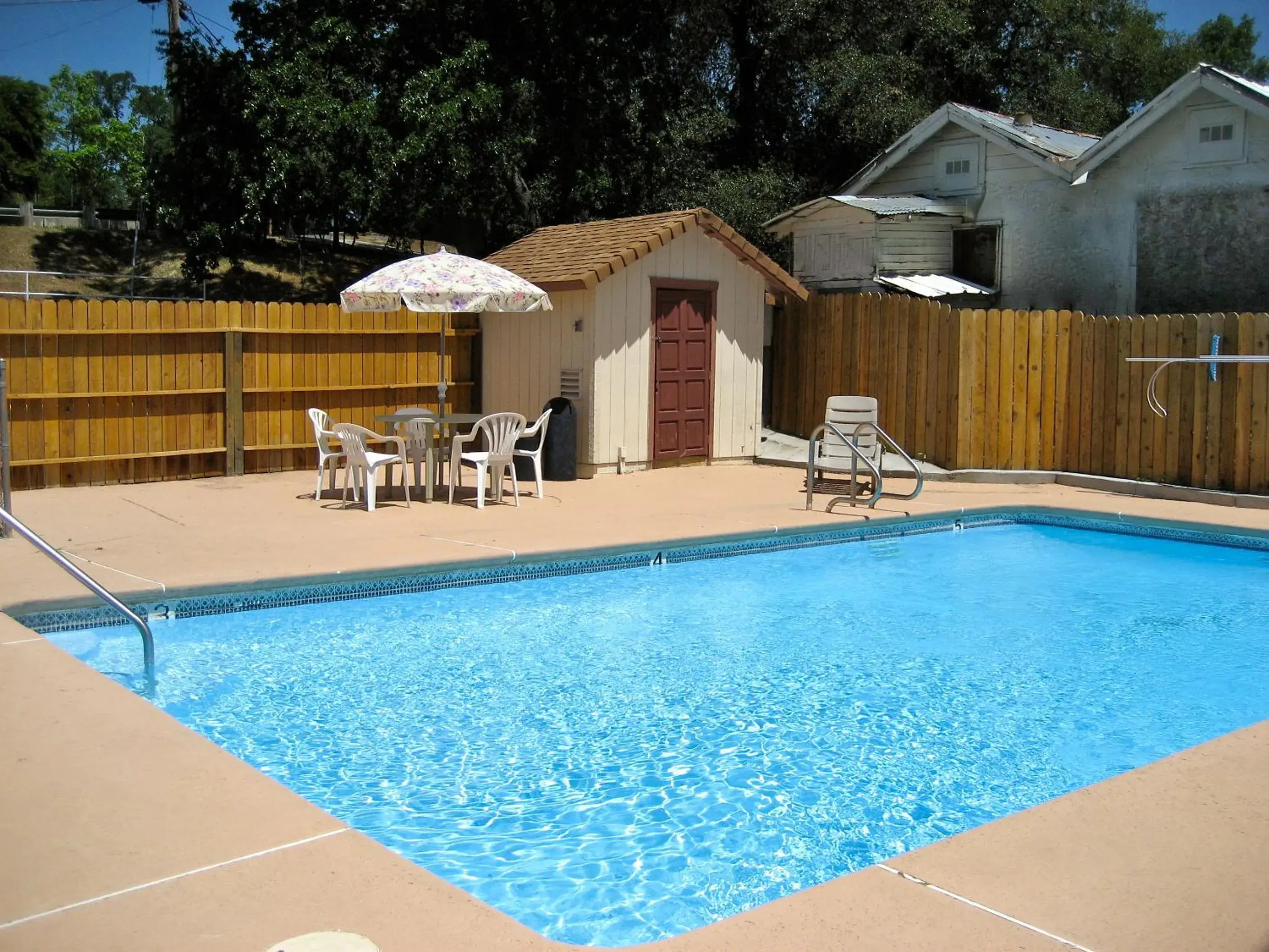 Swimming pool in Jamestown Railtown Motel Swimming pool in Jamestown Railtown Motel