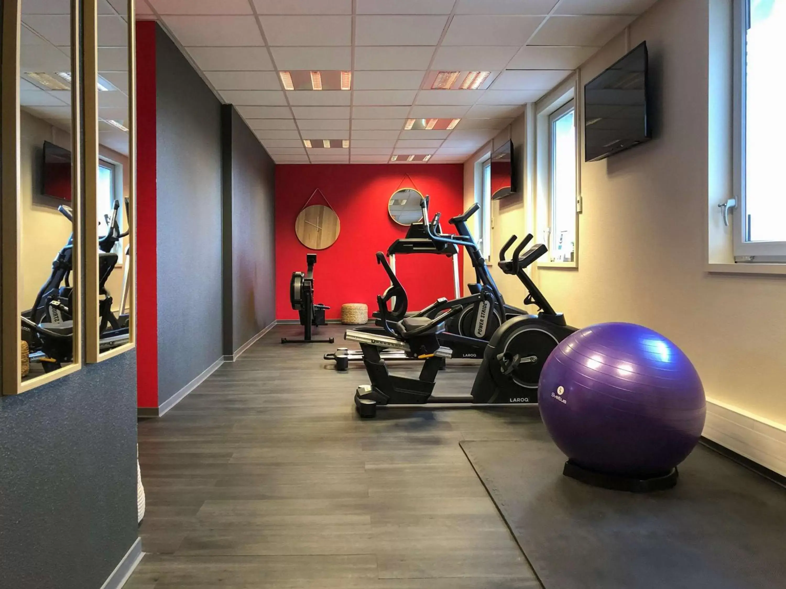Property building, Fitness Center/Facilities in Ibis Saint-Genis-Pouilly Genève