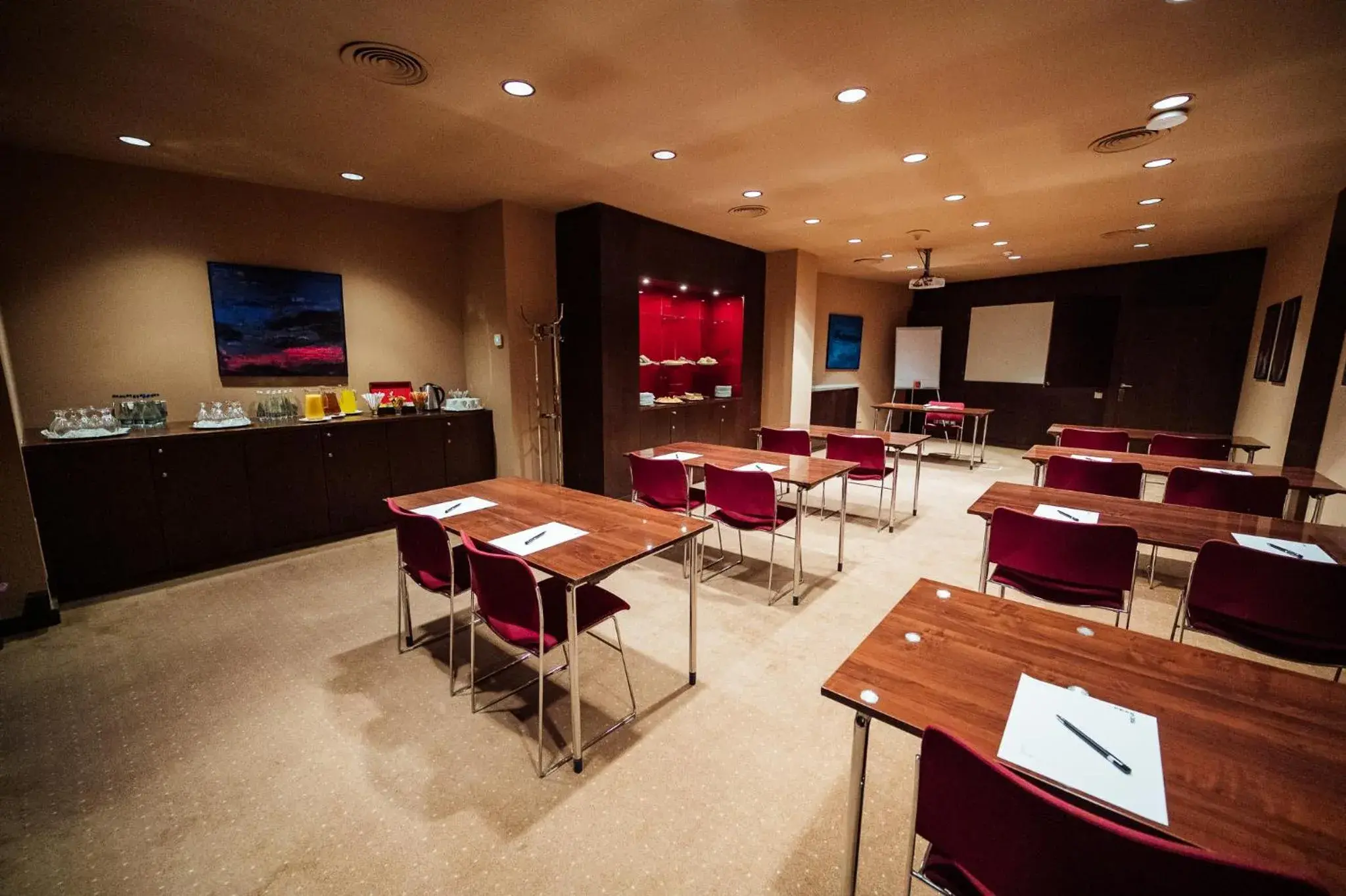 Meeting/conference room, Restaurant/Places to Eat in Peakture Hotel
