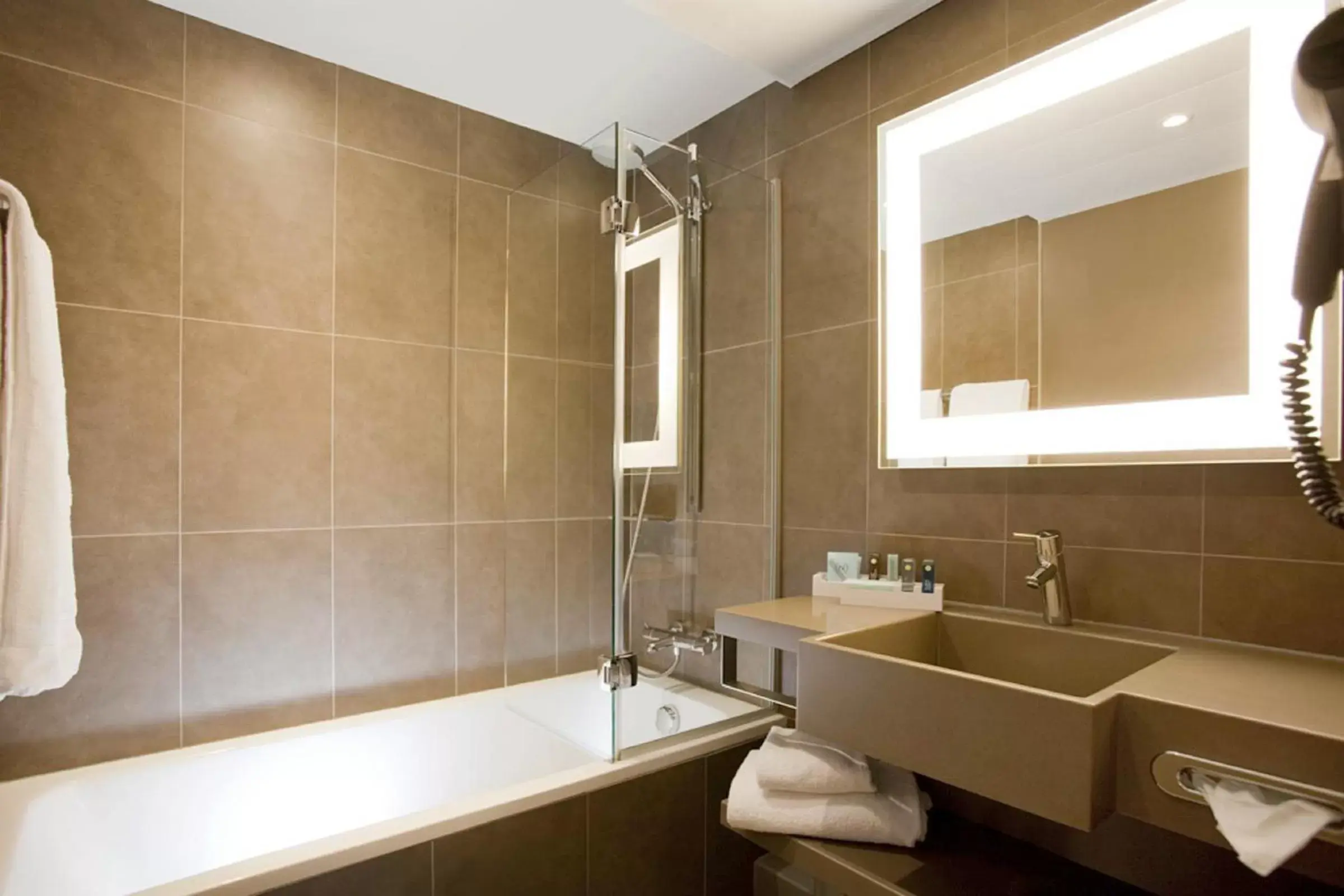 Bathroom in Novotel Saint-Quentin en Yvelines