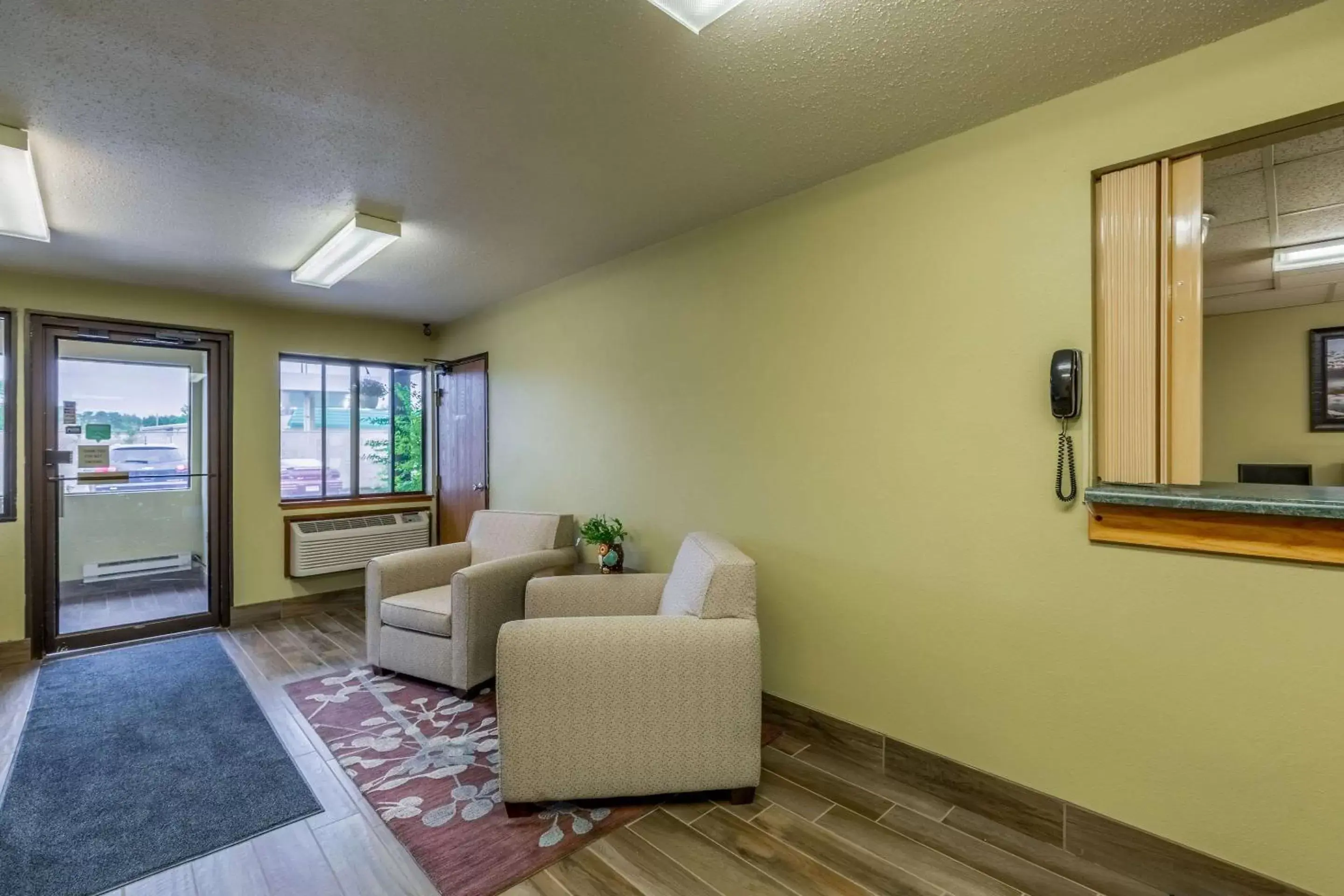 Lobby or reception, Seating Area in Rodeway Inn