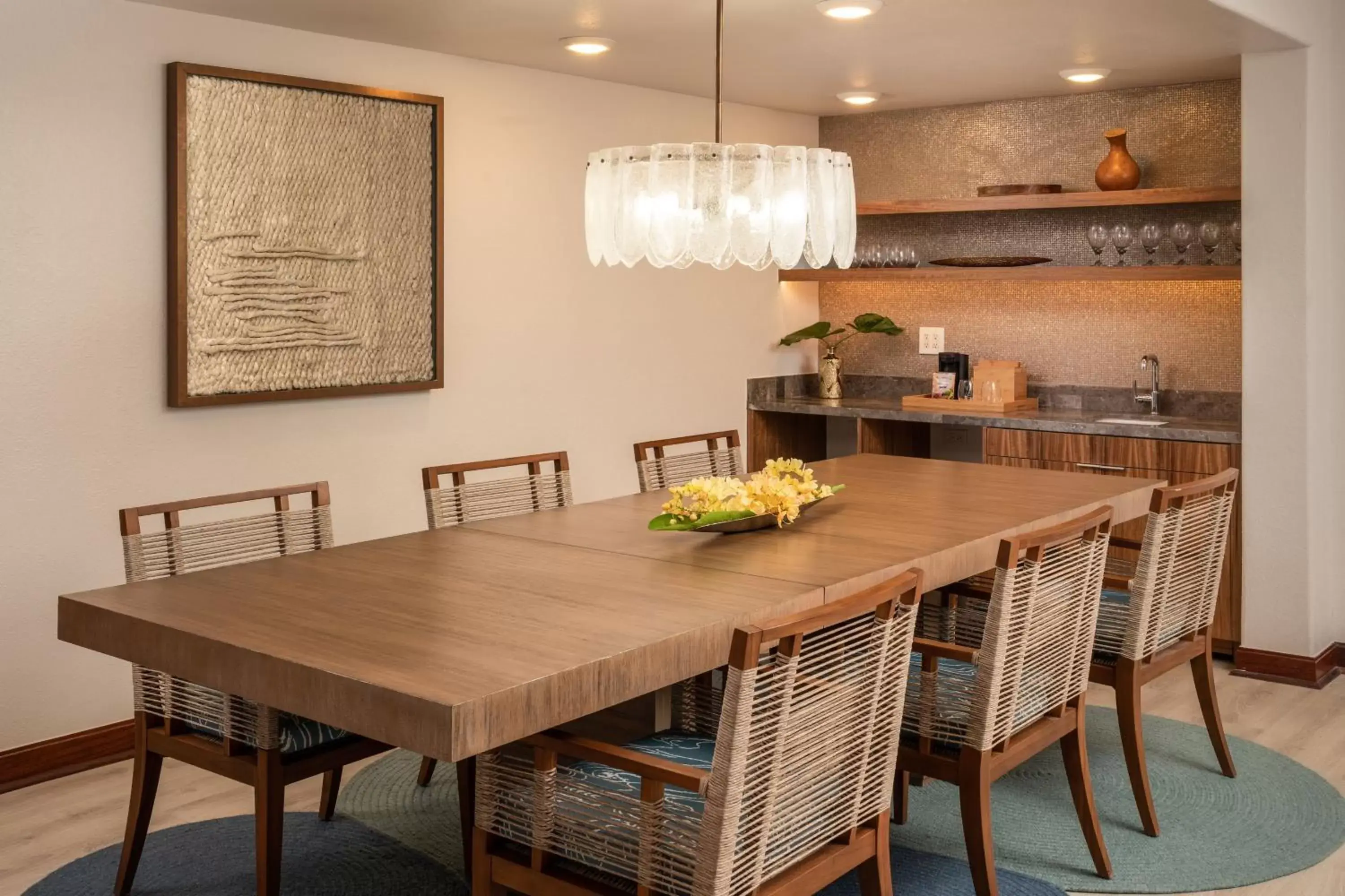 Photo of the whole room, Dining Area in Sheraton Kauai Coconut Beach Resort