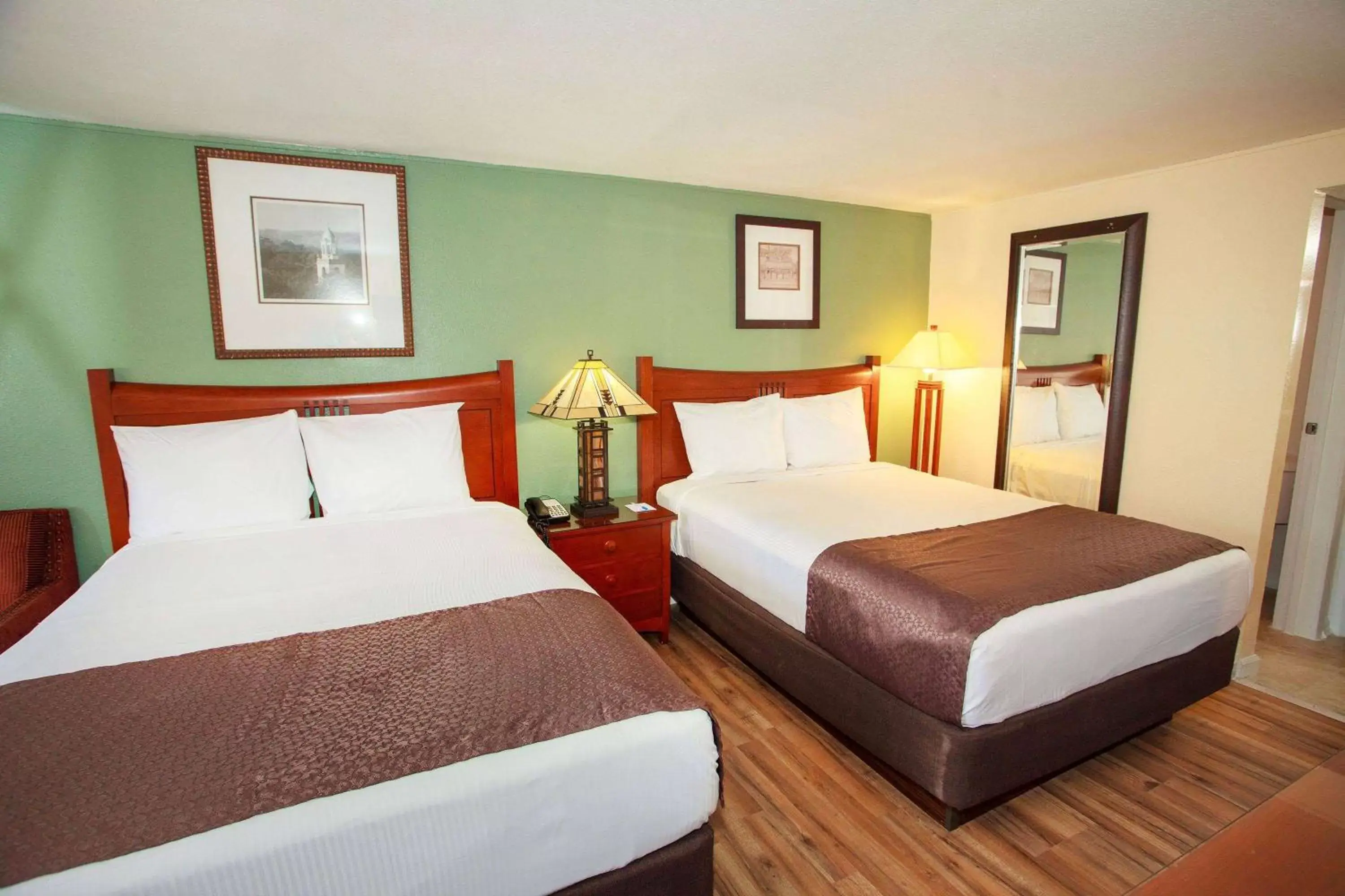 Photo of the whole room, Bed in Travelodge by Wyndham Macon West