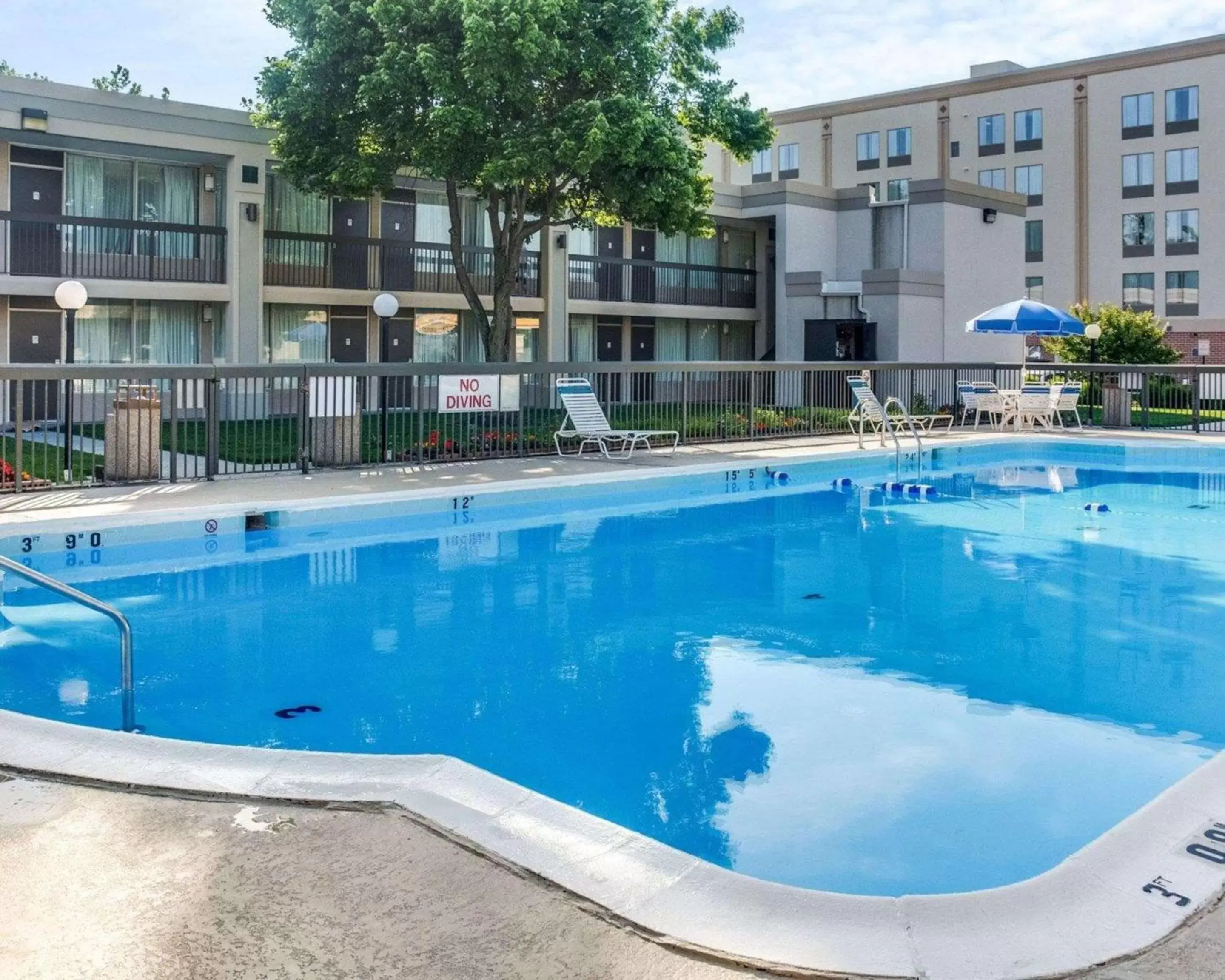 Swimming Pool in Clarion Inn Fredericksburg