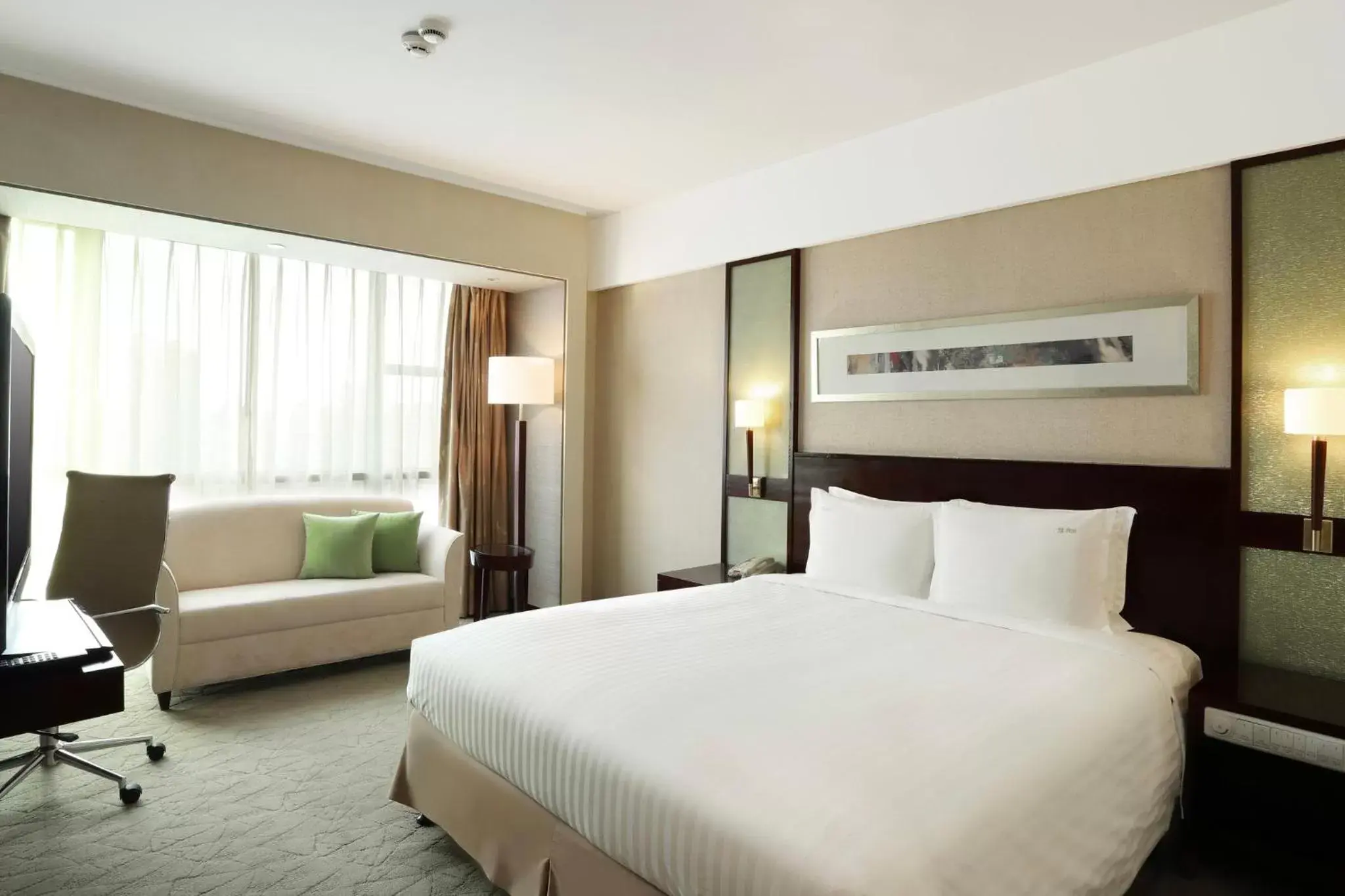 Photo of the whole room, Bed in Holiday Inn Shanghai Pudong Nanpu, an IHG Hotel