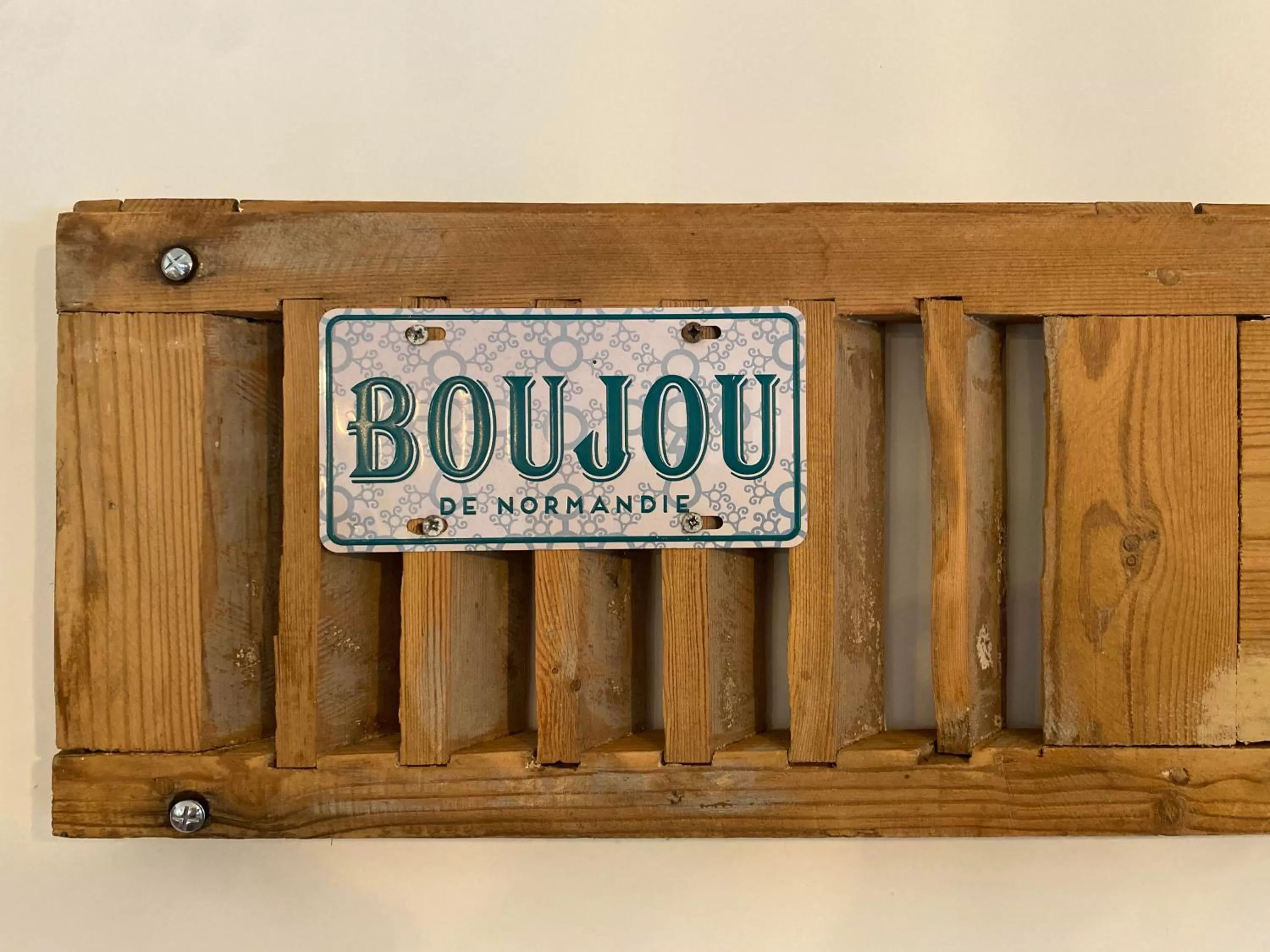 Text overlay in La folie douce, votre gîte brocante, sport et nature