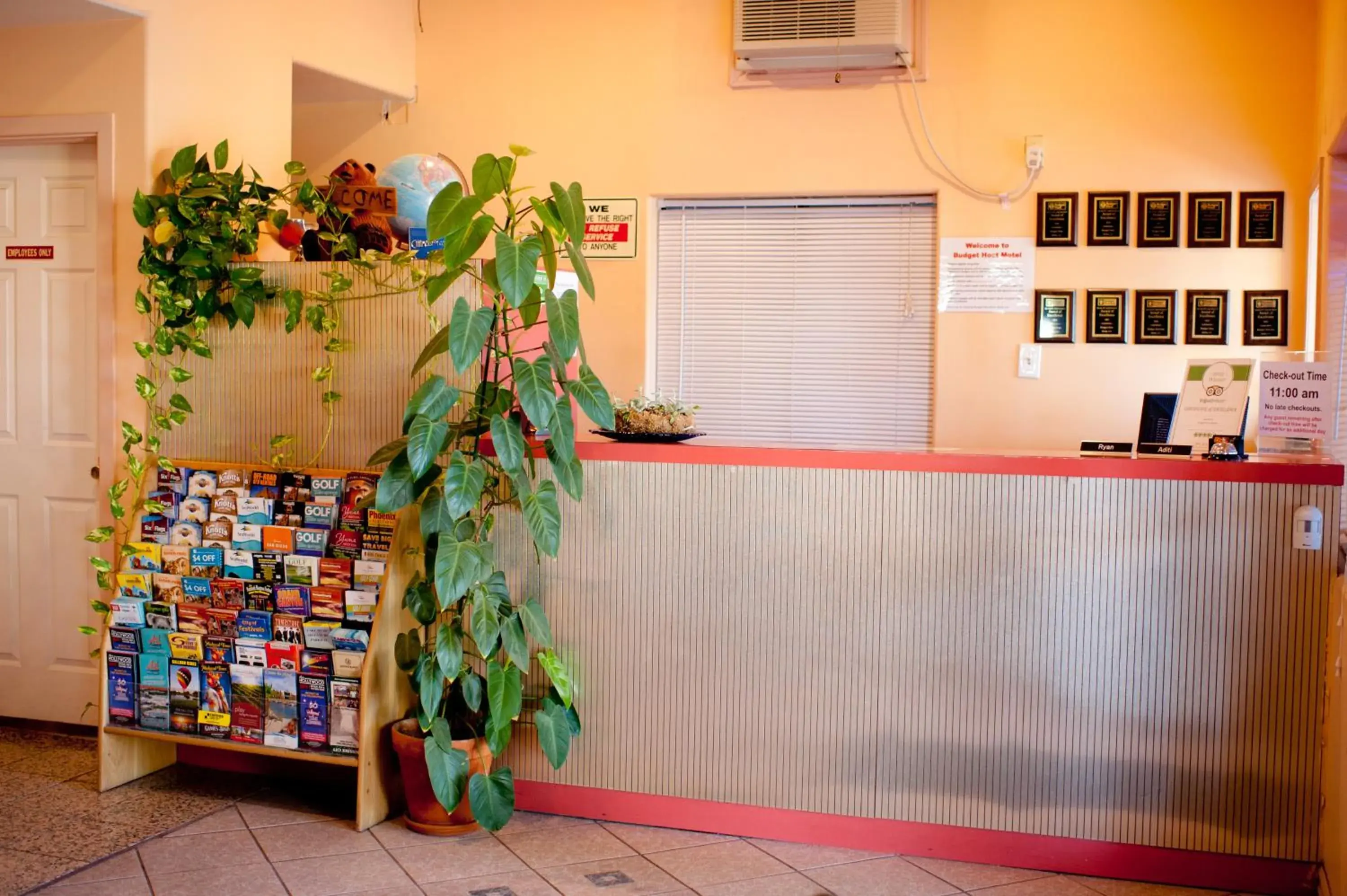 Facade/entrance, Lobby/Reception in Emerald Inn & Lounge