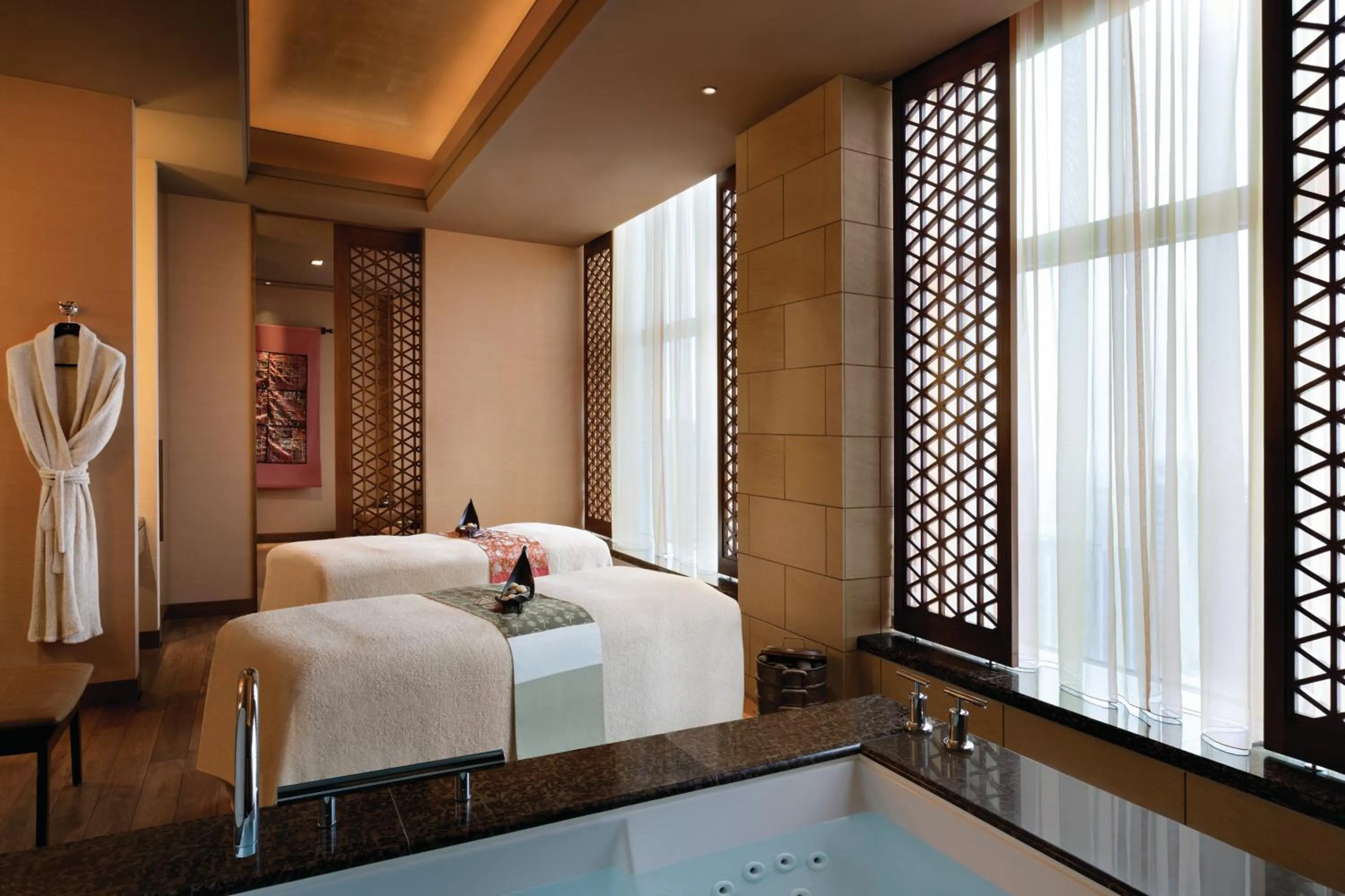 Hot Tub, Bed in Shangri-La Tokyo