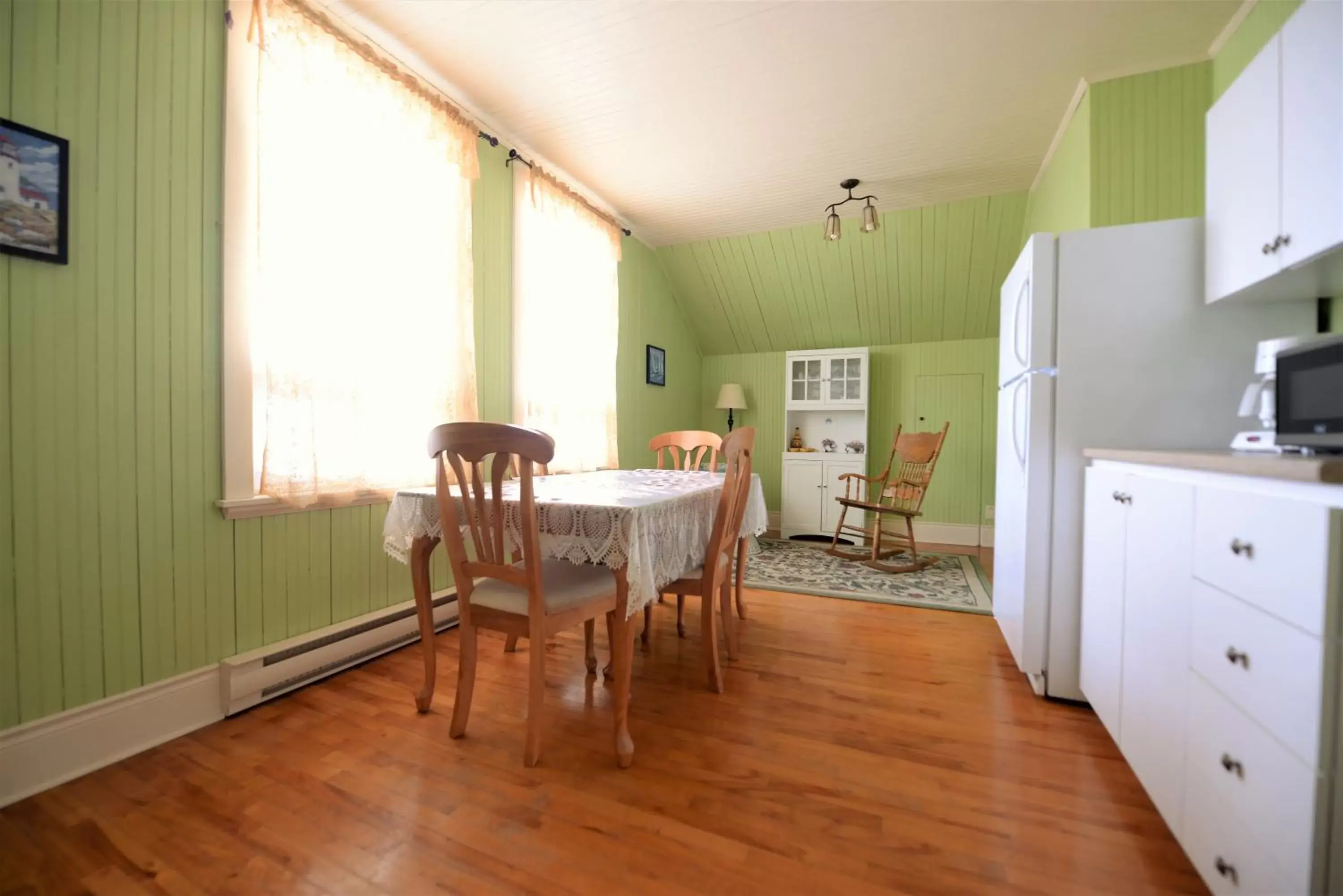 Kitchen or kitchenette, Dining Area in Manoir Belle Plage