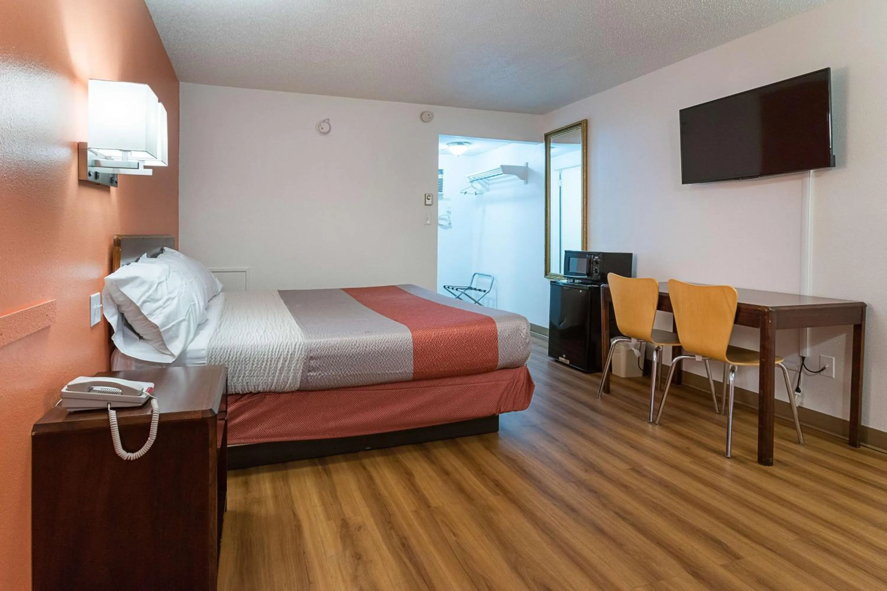 Photo of the whole room, Bed in Motel 6-Frackville, PA