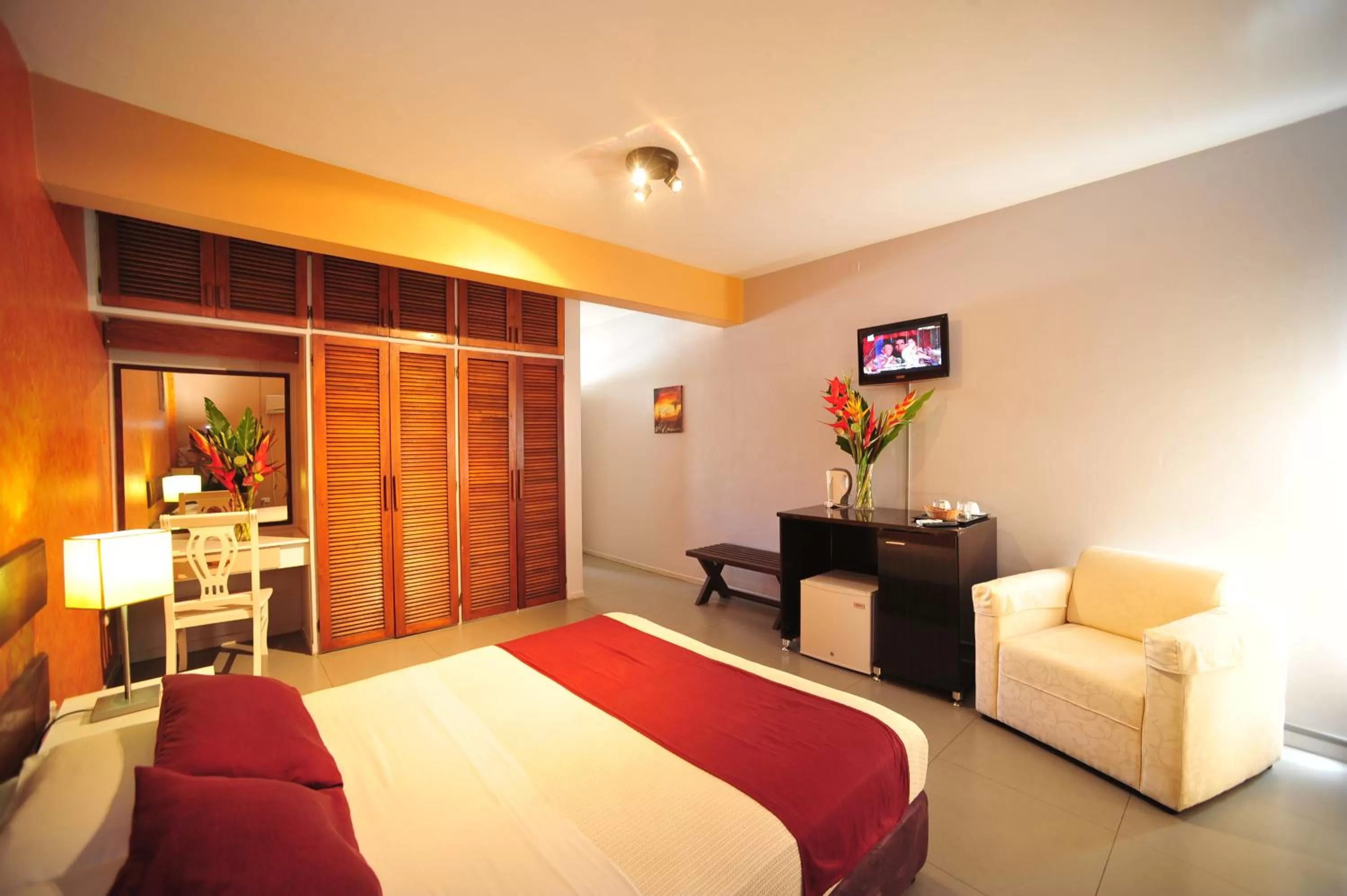 Living room, Bed in Hotel Olympic