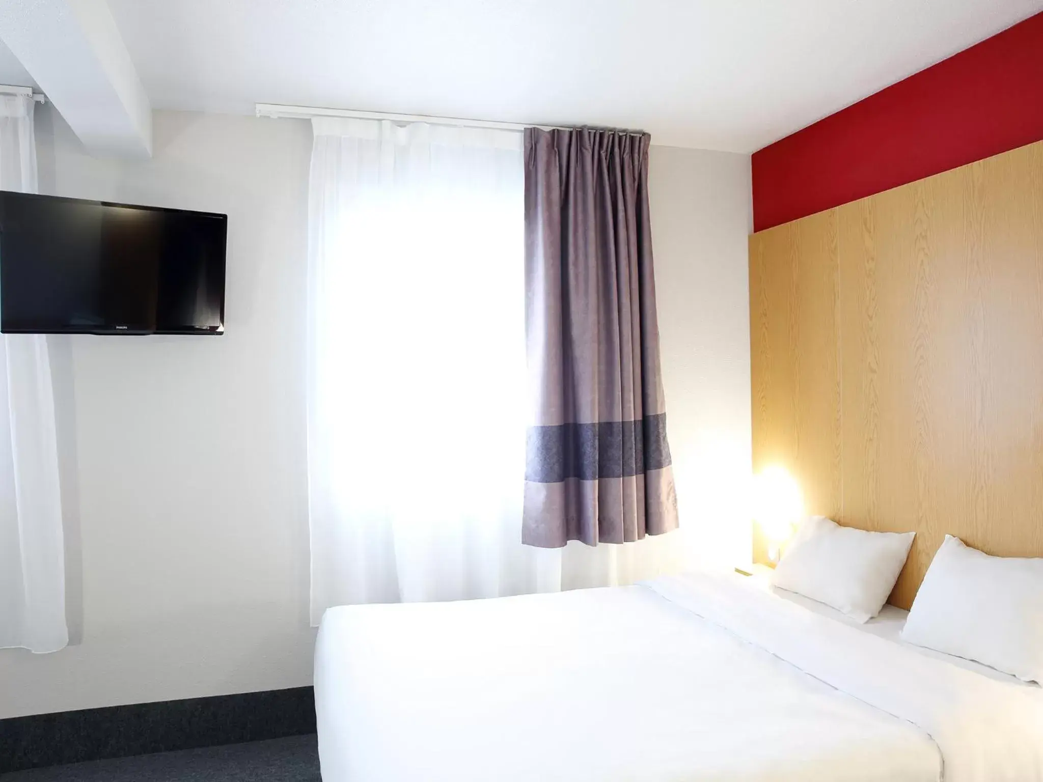 Bed, Room Photo in B&B HOTEL Perpignan Sud Marché International