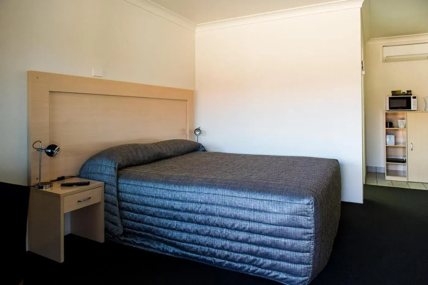 Bedroom, Bed in Cherry Blossom Motor Inn