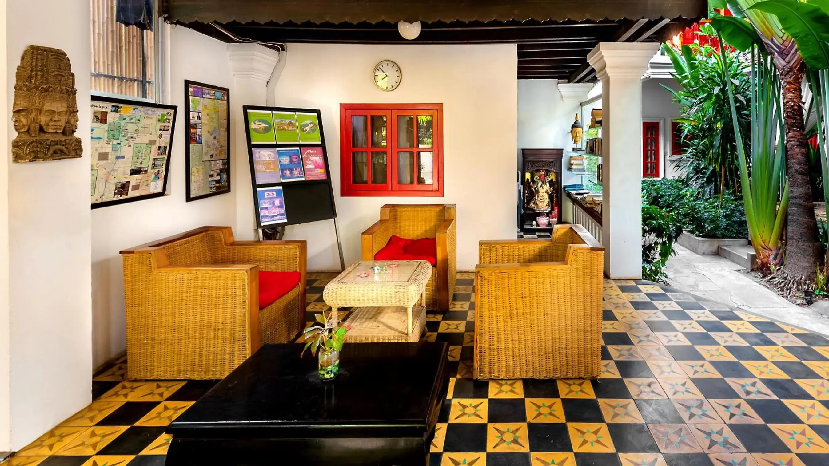 Communal lounge/ TV room, Lobby/Reception in Villa Wat Damnak