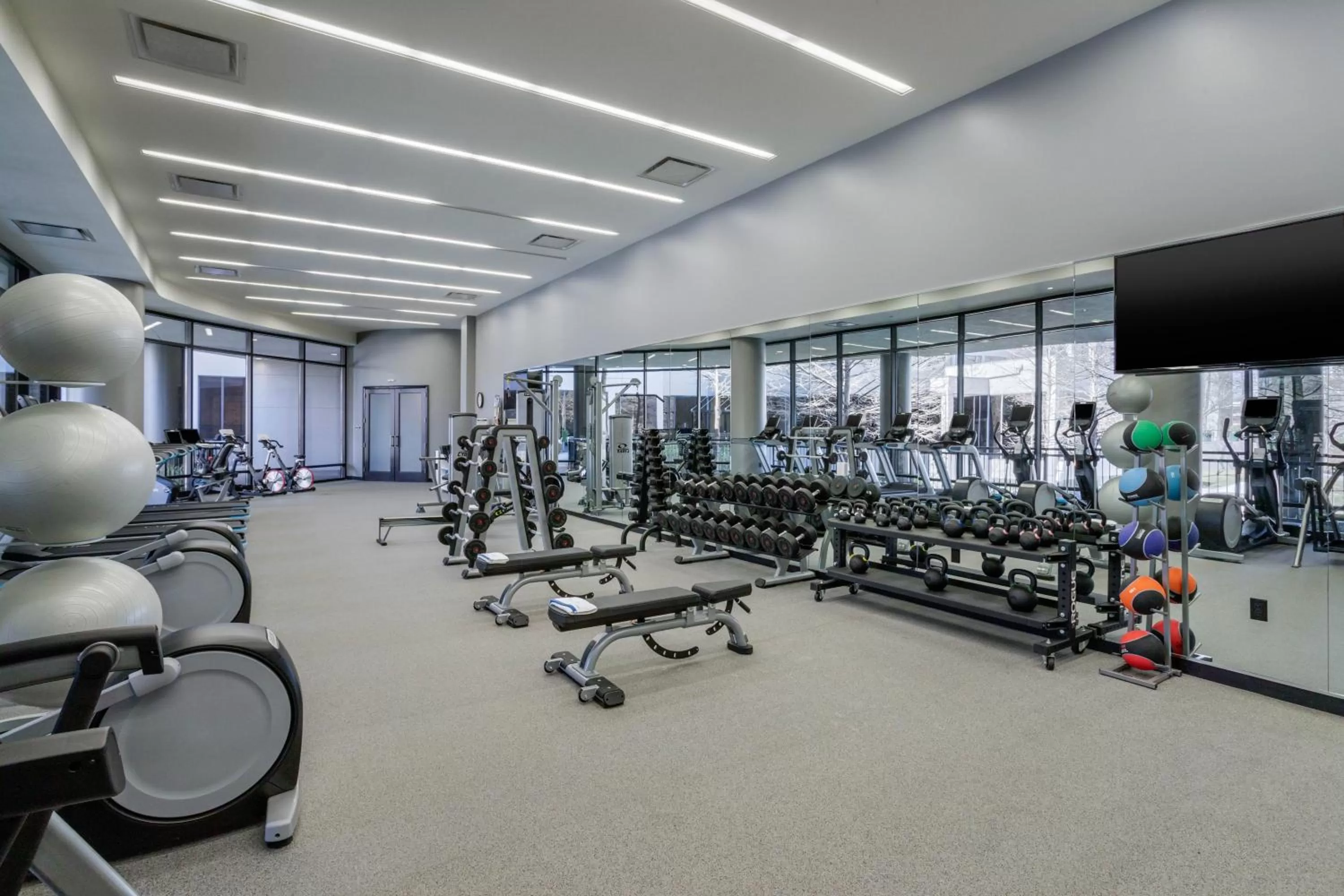 Fitness centre/facilities in Omni Houston Hotel