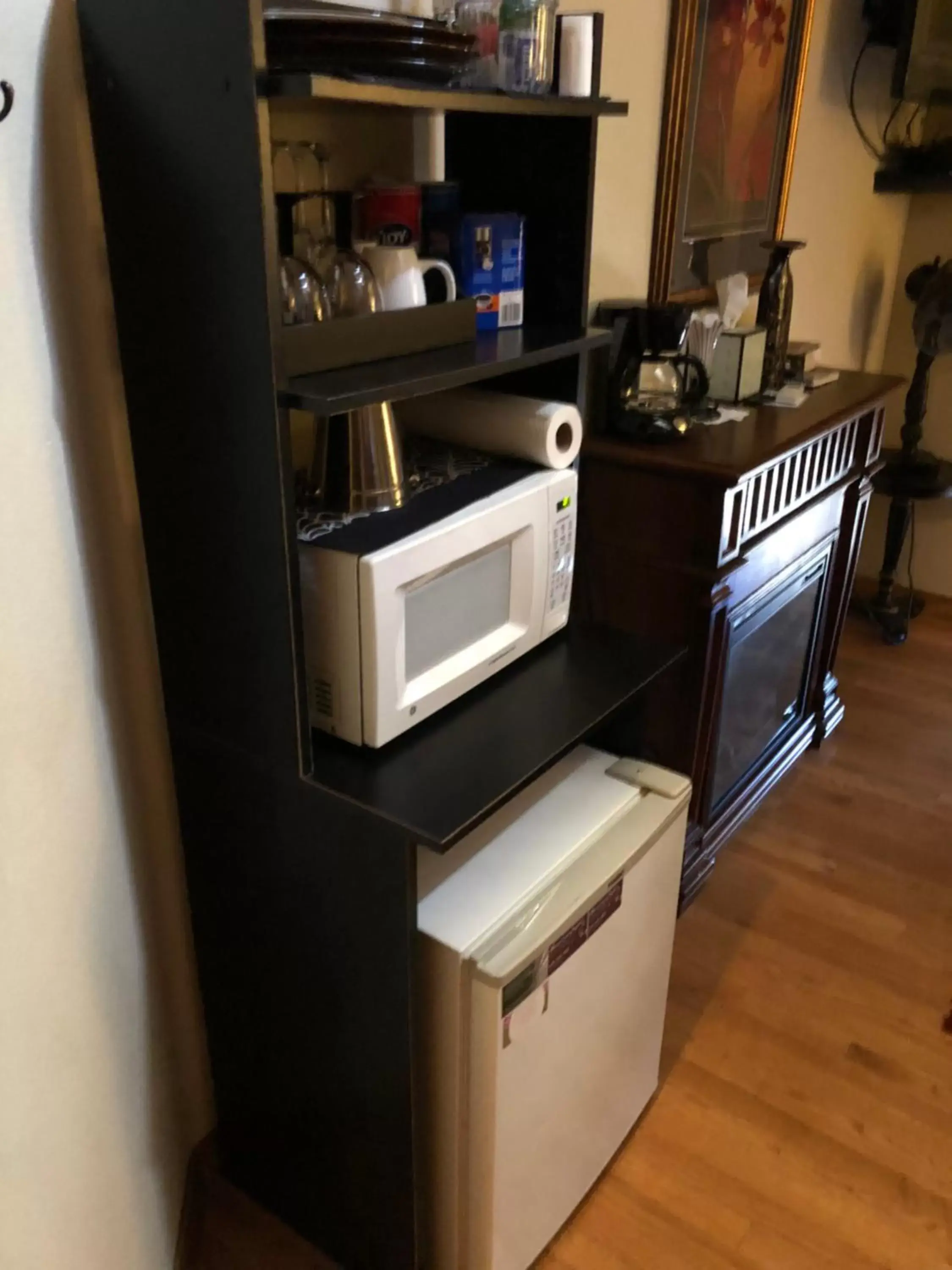 minibar, Kitchen/Kitchenette in All Seasons Inn