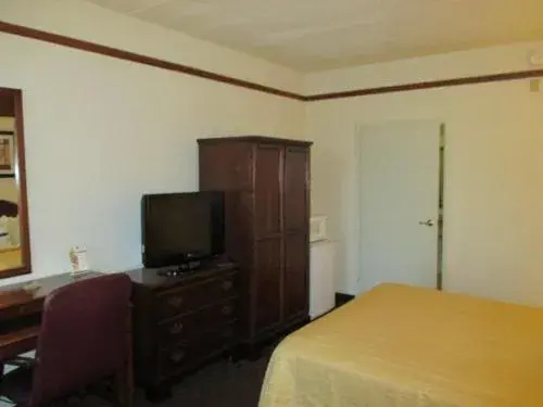 Photo of the whole room, TV/Entertainment Center in Motel 6-Seaford, DE