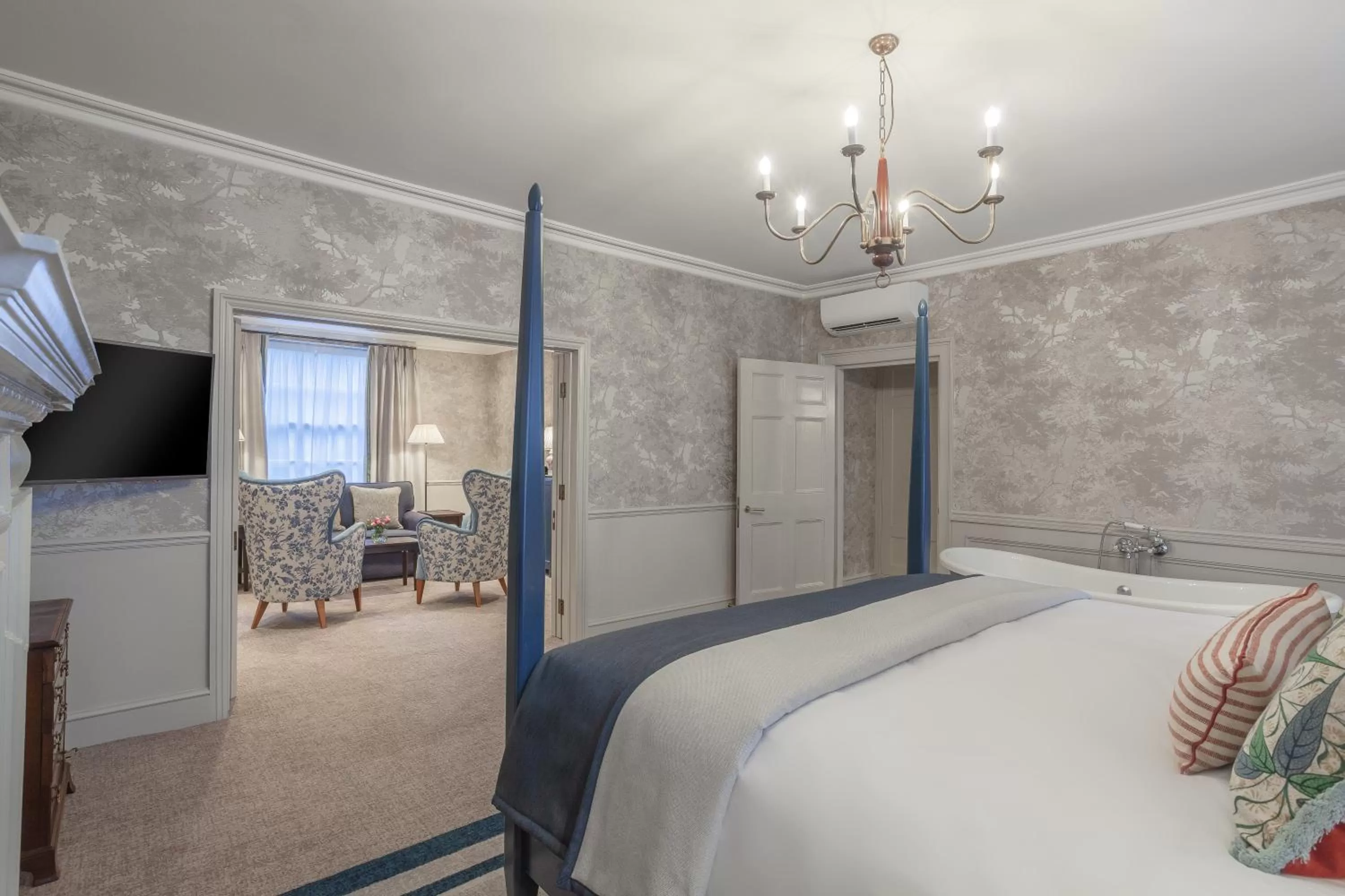 Living room, Bed in Richmond Hill Hotel