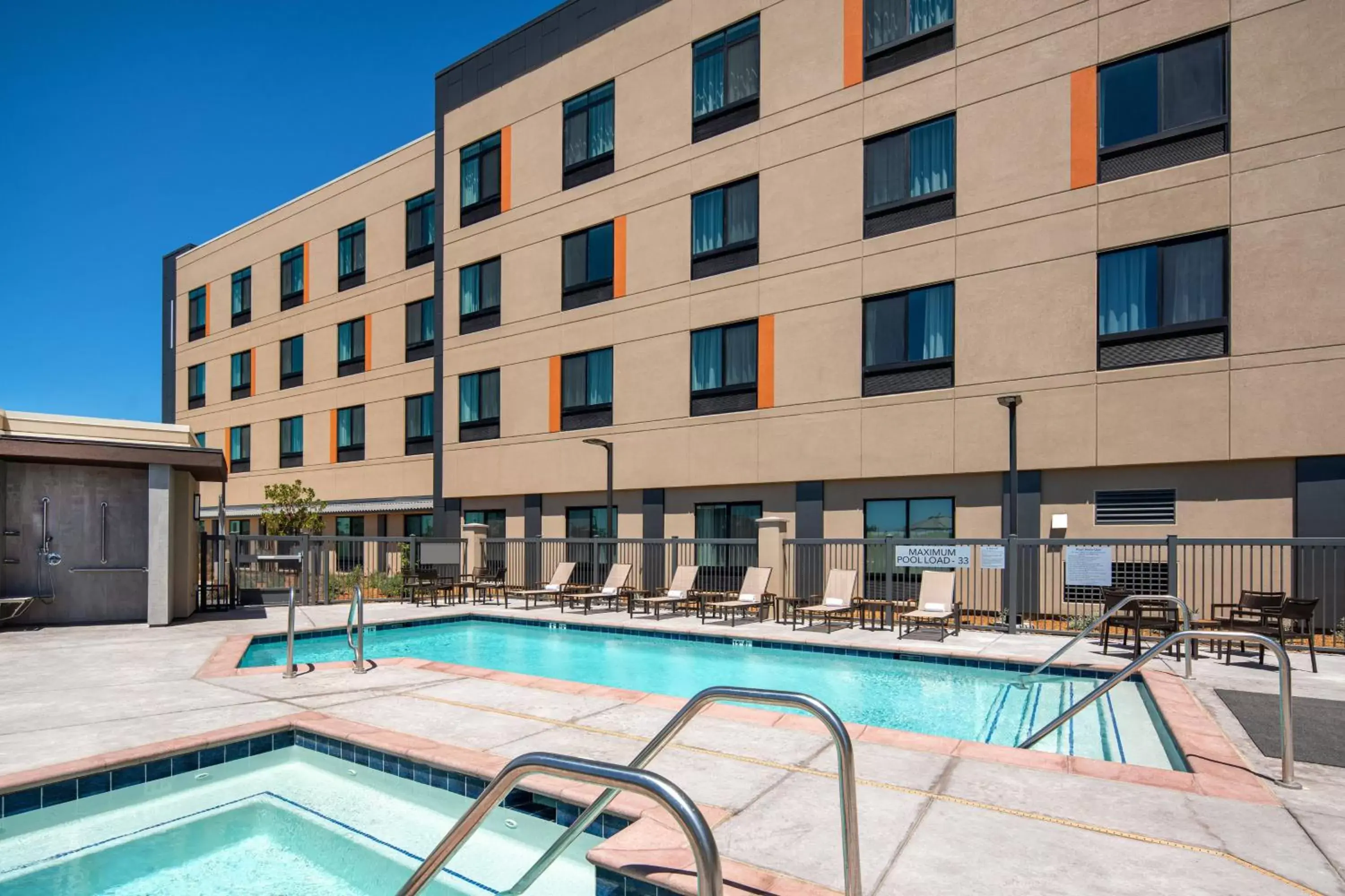 Swimming Pool in Courtyard by Marriott Petaluma Sonoma County