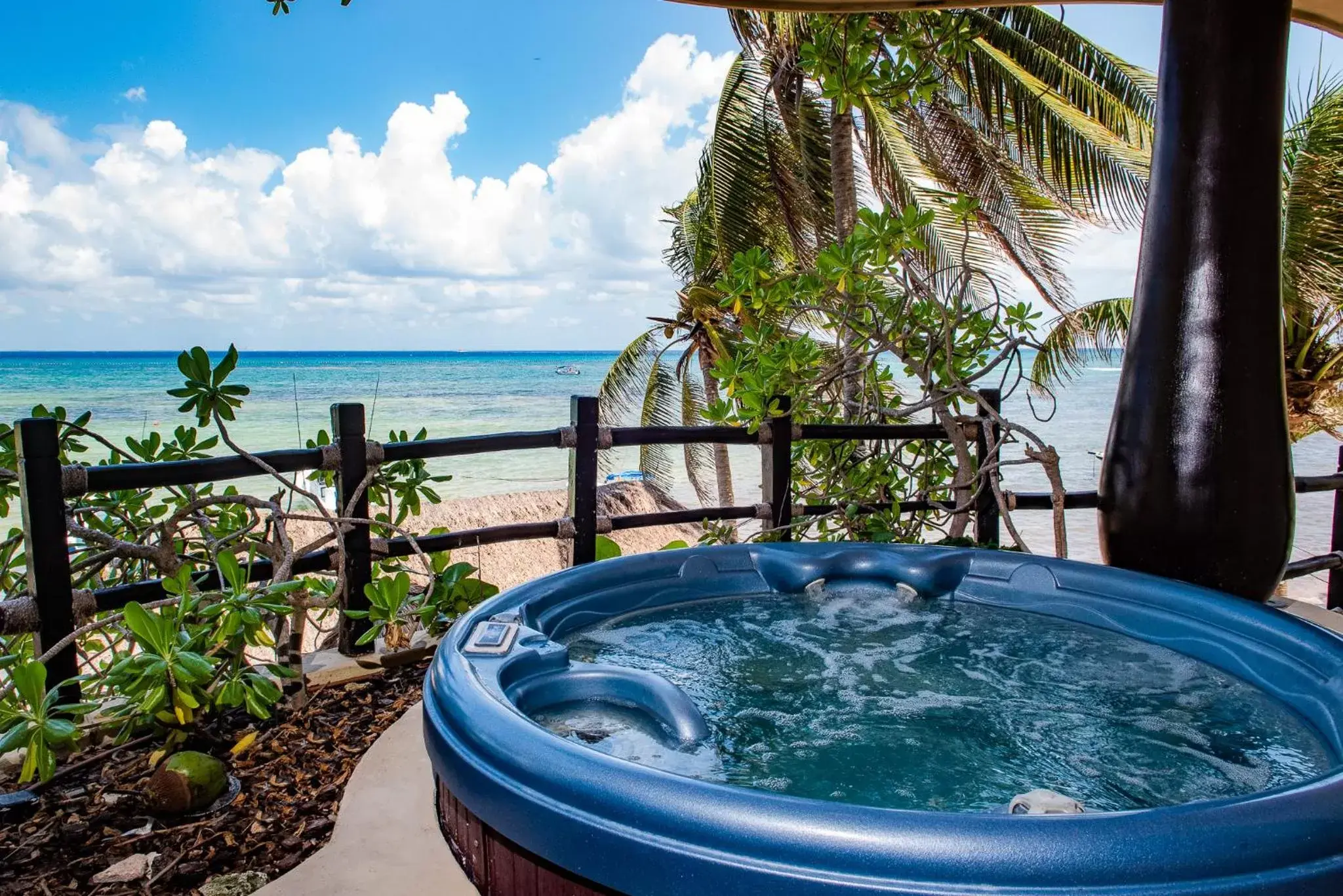 Hot Tub in El Taj Oceanfront and Beachside Condo Hotel